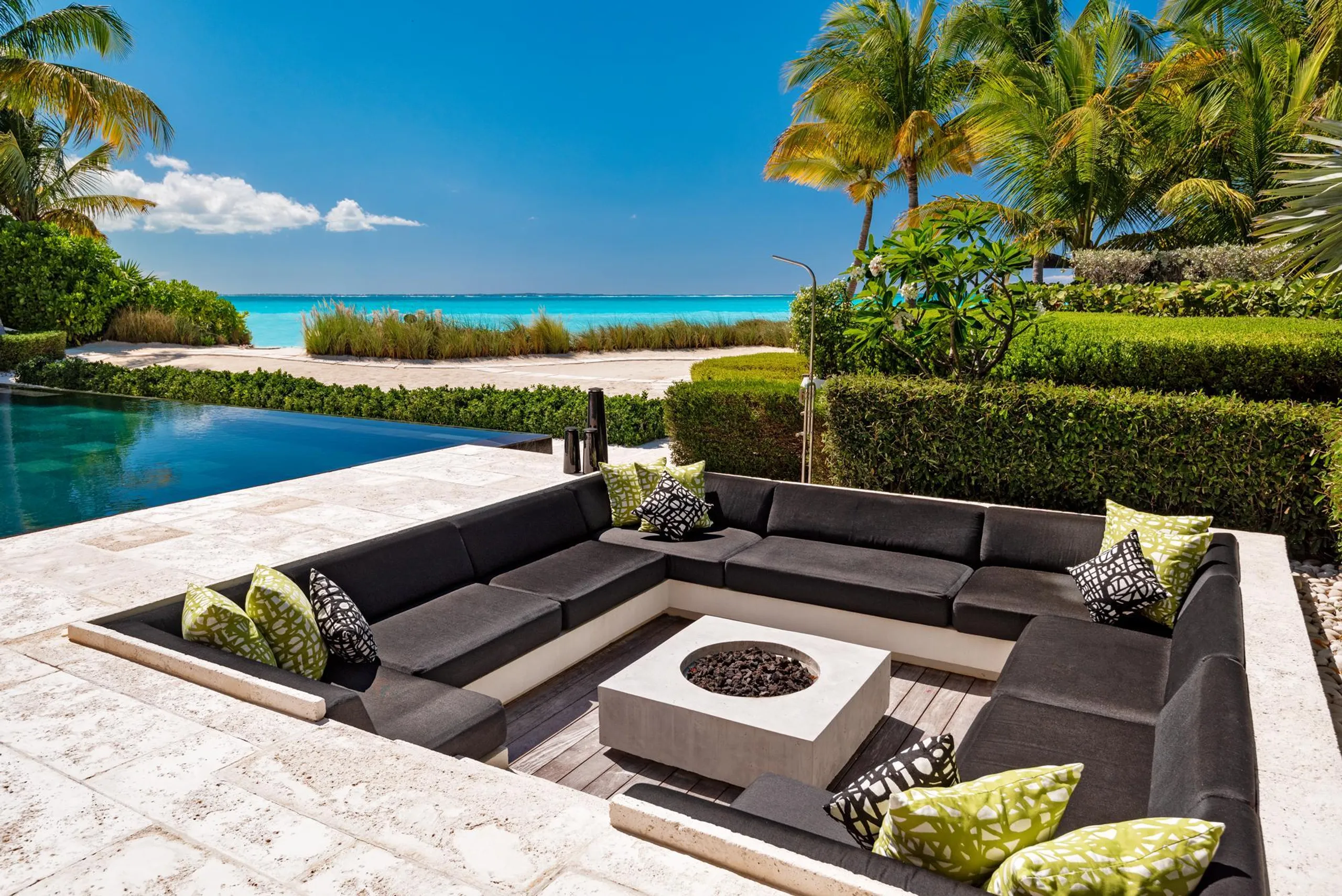 Modern Contemporary Villa with Negative Edge Black Volcanic Rock Pool — photograph 4