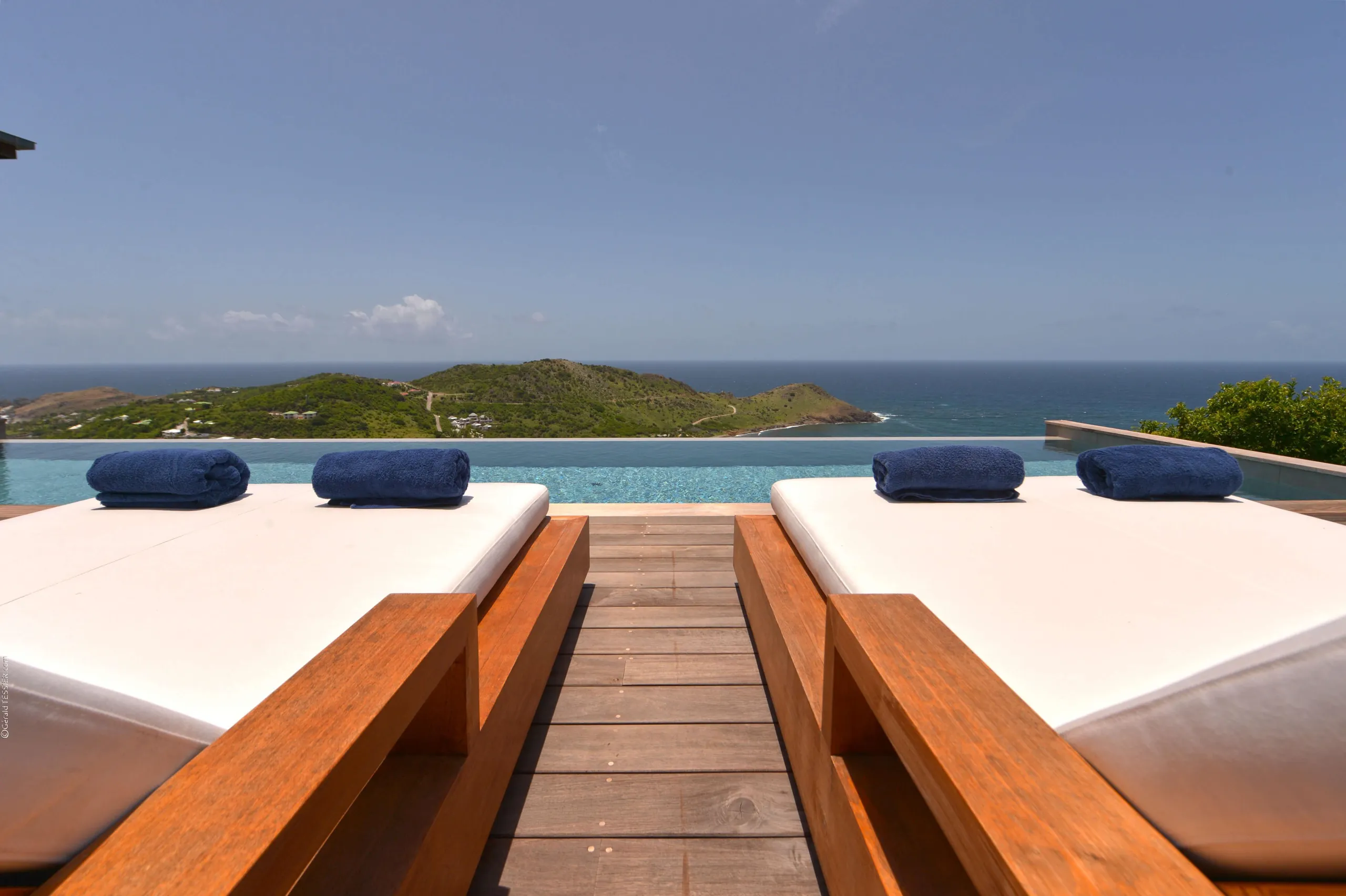 Seamless Harmony Hilltop Villa in St. Barts with an Infinity Pool — photograph 5