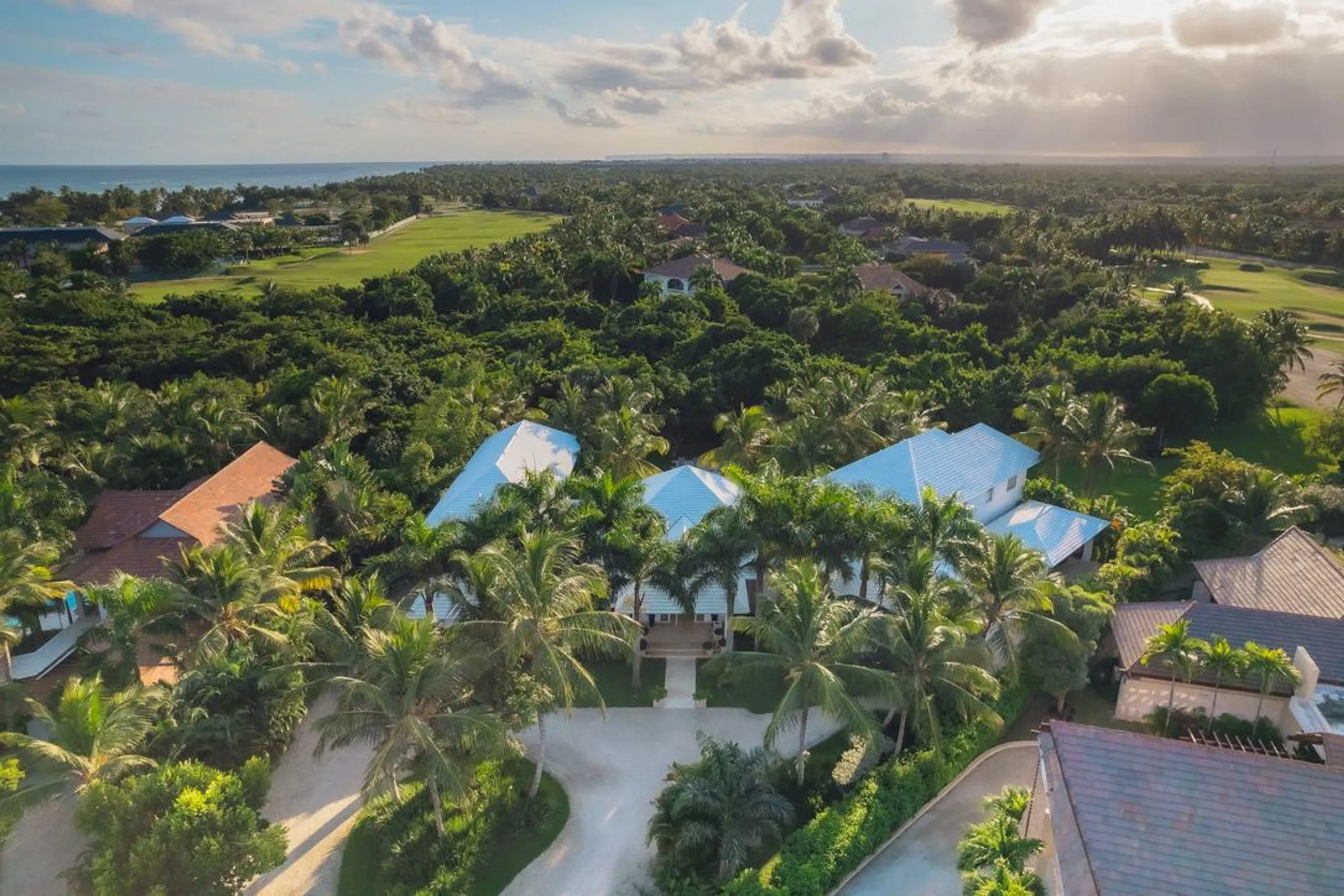 Breathtaking Luxury Villa with Private Beach — photograph 6