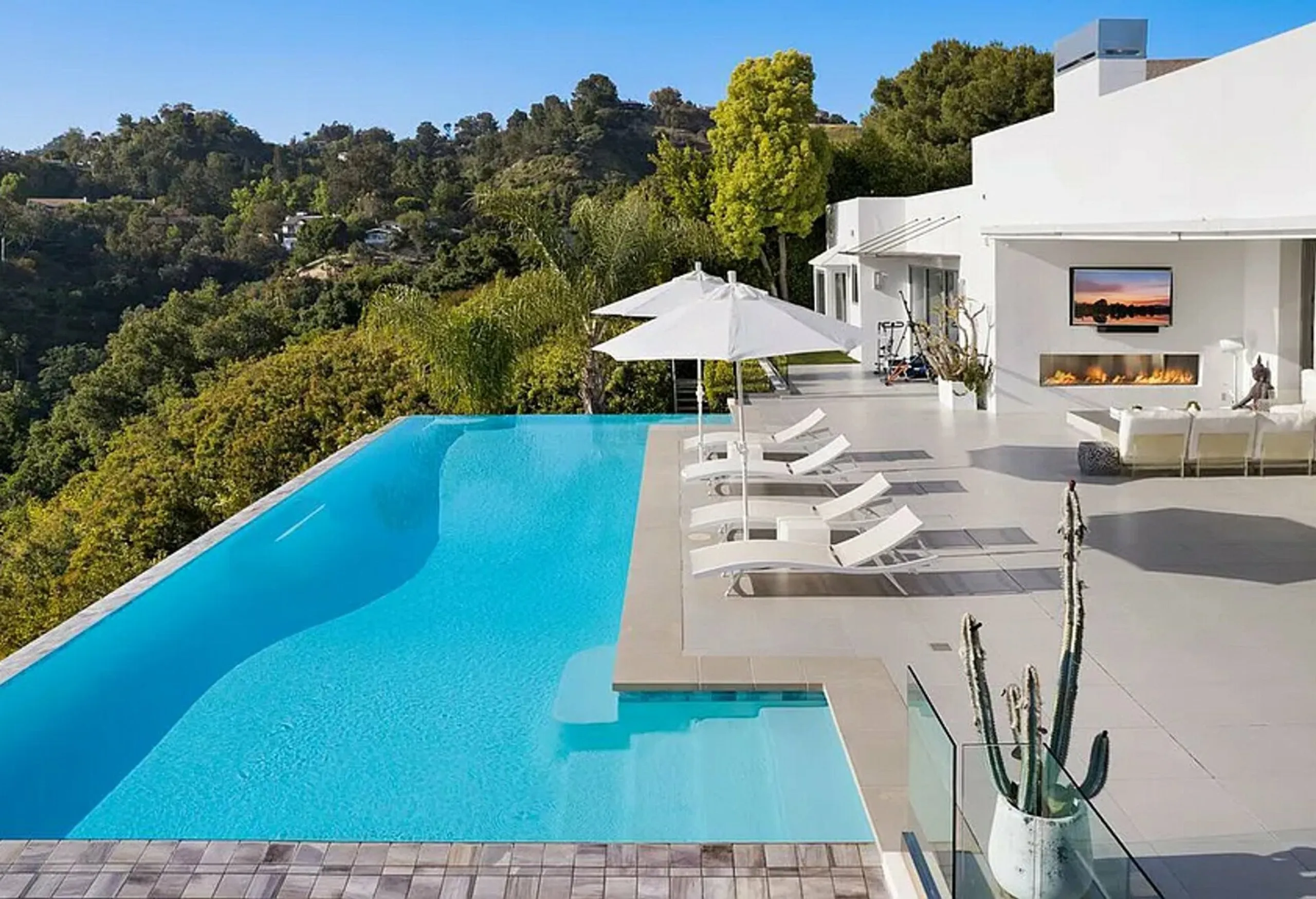 Private Beverly Hills Modern Sanctuary with Unmatched Design and Views — photograph 4
