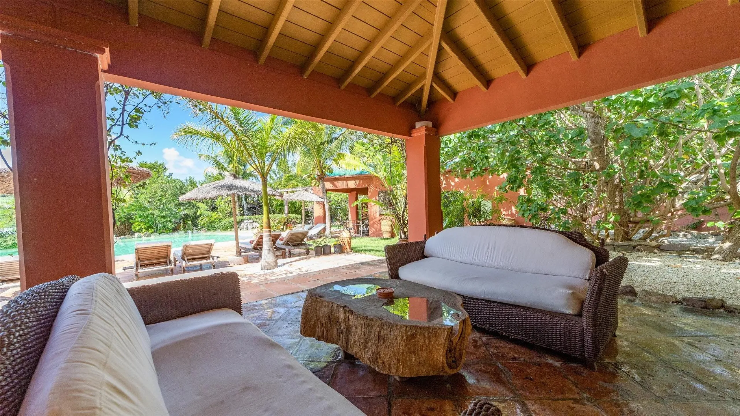 Traditional Tropical Villa with Invigorating Pool — photograph 4