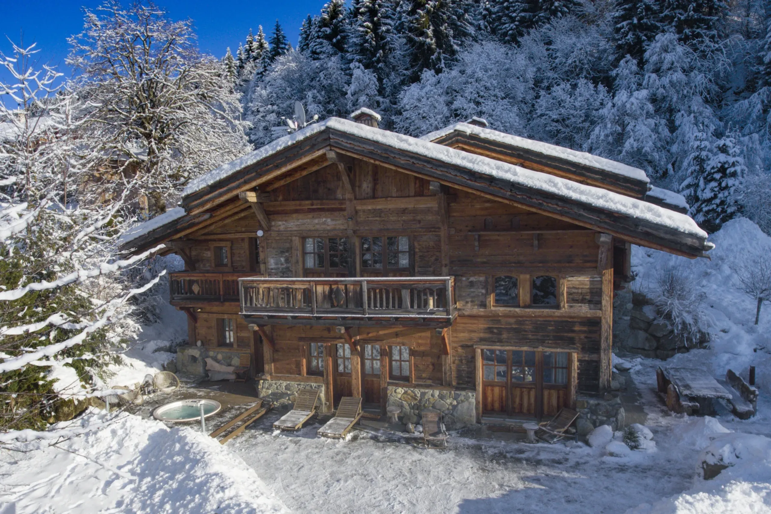 Spacious Ski Chalet with Hot Tub, Ski Access and Scenic Views — photograph 4