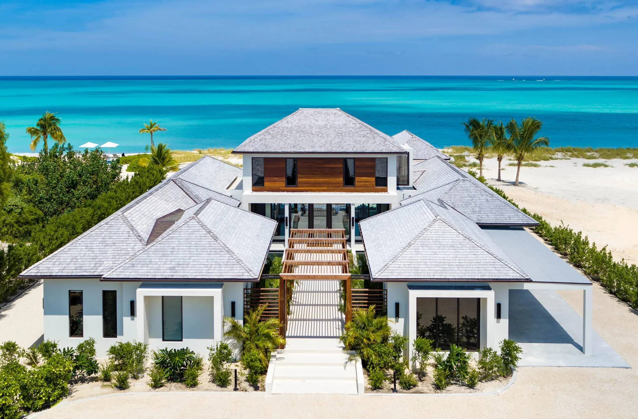 Oasis of Elegance and Serenity Luxe Villa on Grace Bay — photograph 3