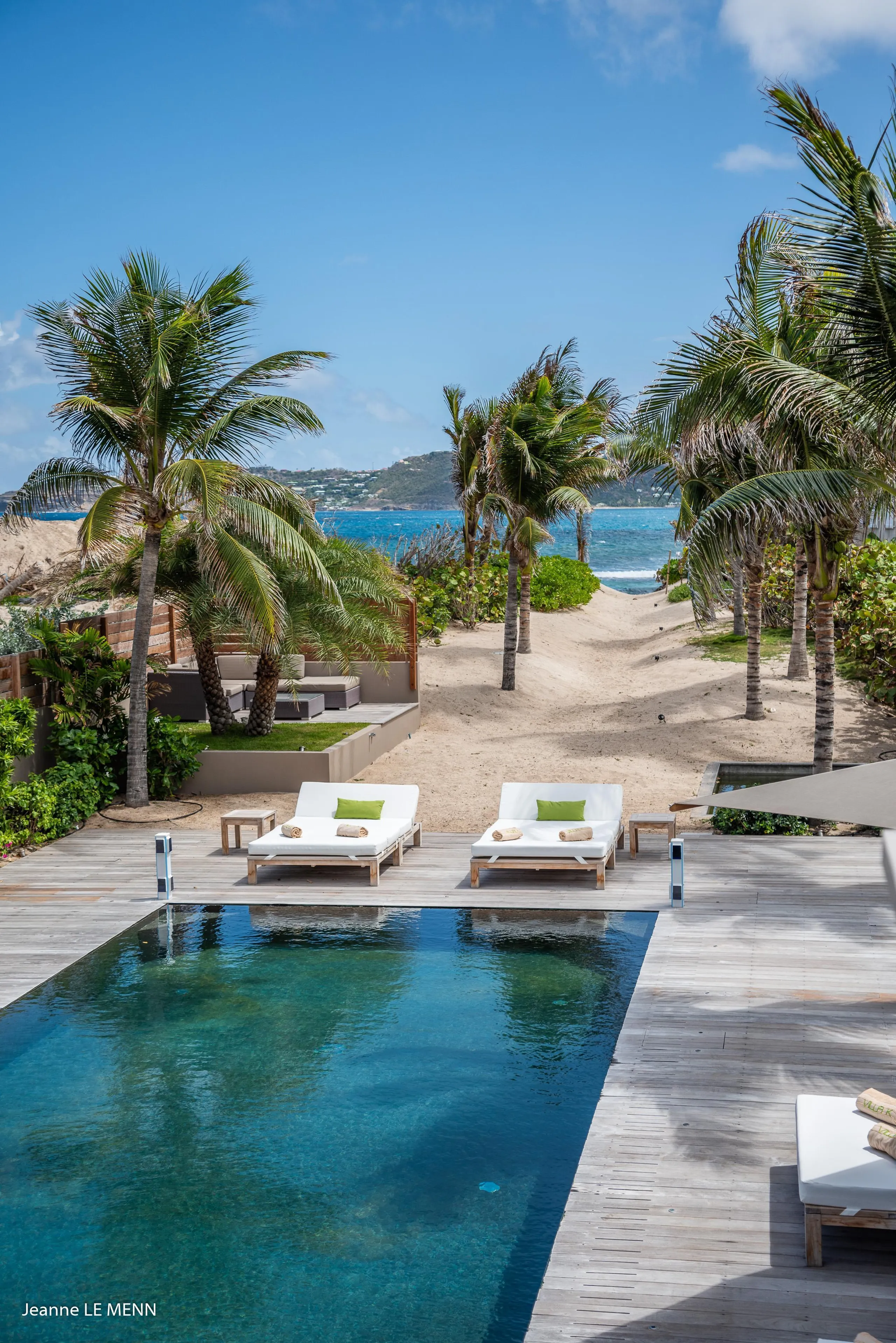 Beachfront Luxury Villa with Private Pool and Ocean Views — photograph 5