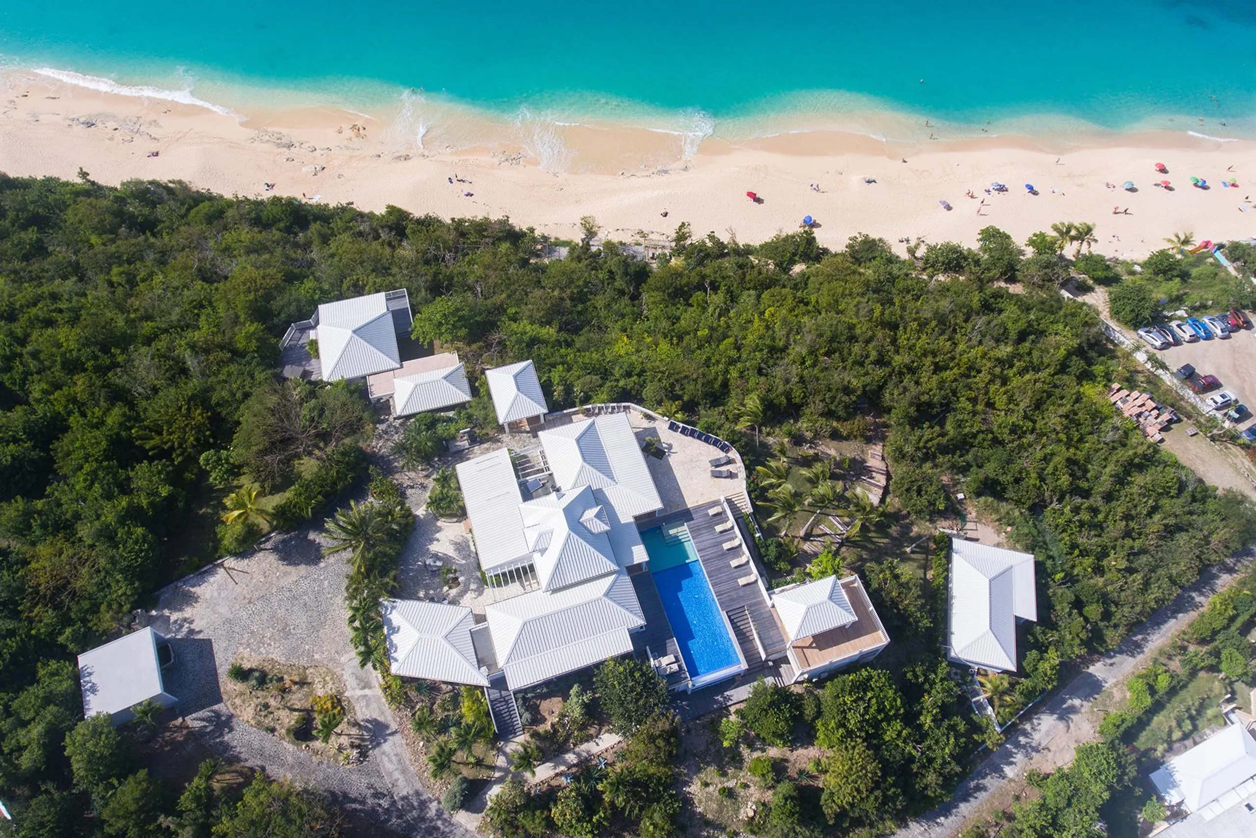 French Caribbean Architecture with Modern Interiors Villa with 270 Degree Views of the Caribbean and Infinity Pool — photograph 4