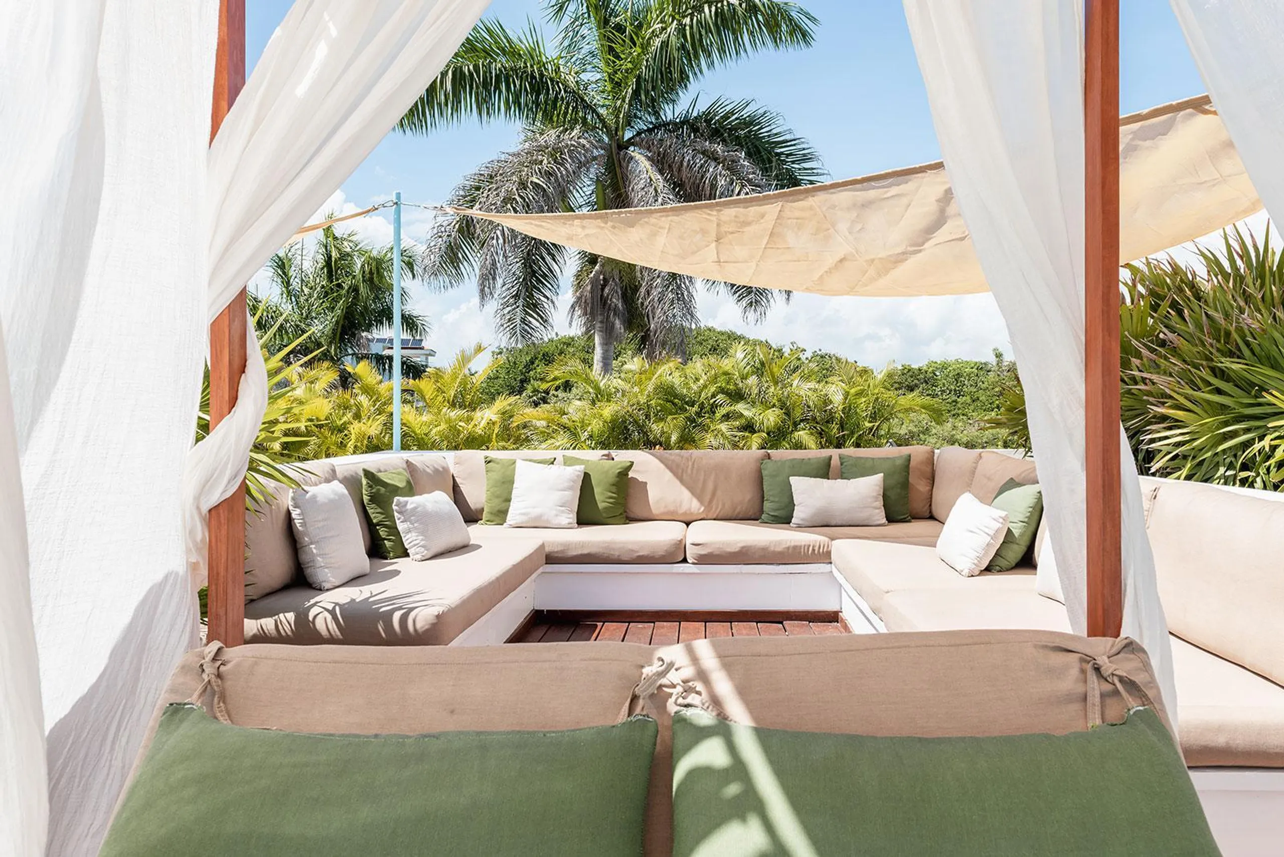 Panoramic Luxe Retreat with Infinity Pool Stunning Ocean Vistas and Serenity — photograph 10