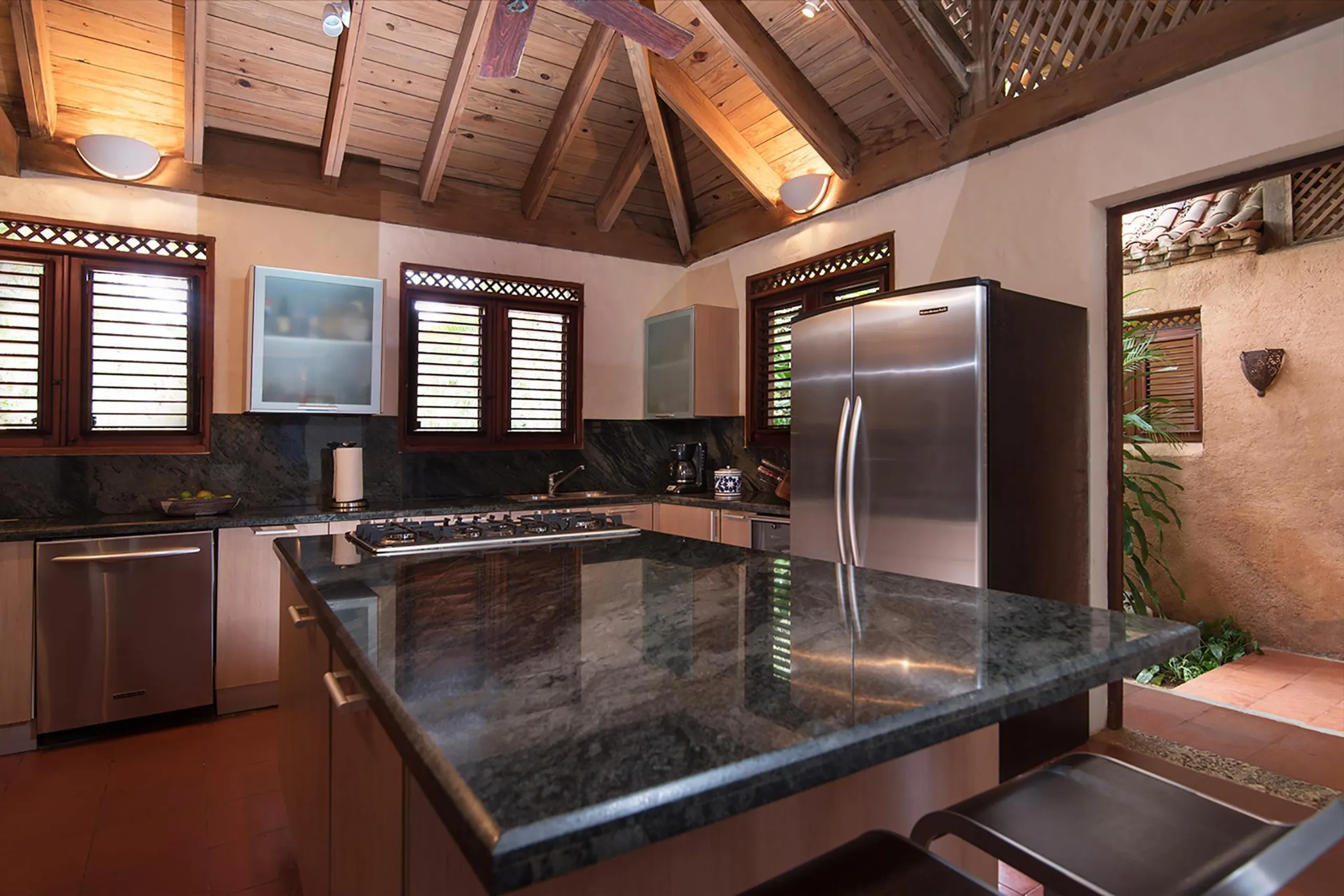 Gorgeous Beach Front Estate with Private Pool and Ocean Views — photograph 12