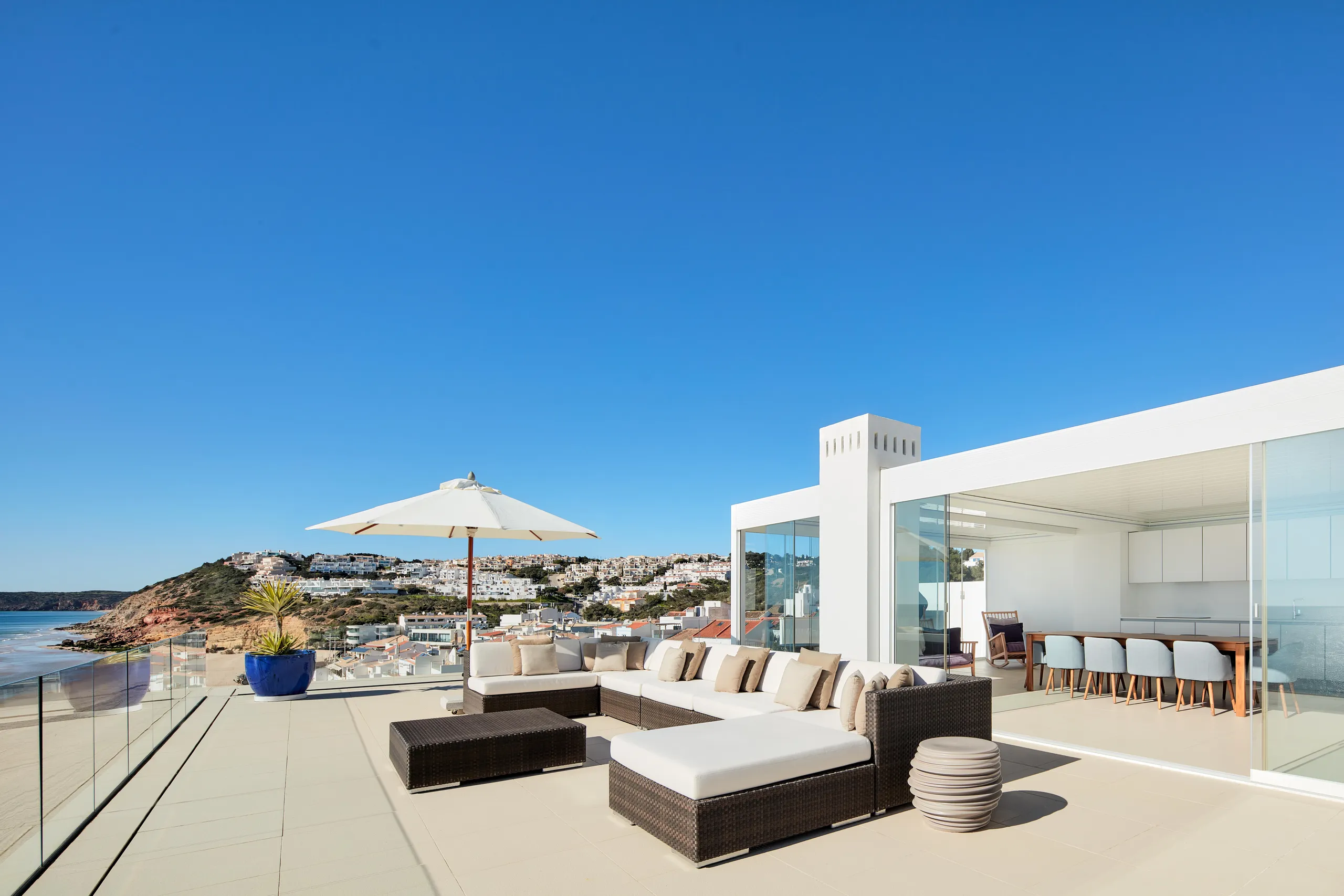 Captivating Contemporary Villa with Infinity Pool and Spectacular Coastline Views, Salema