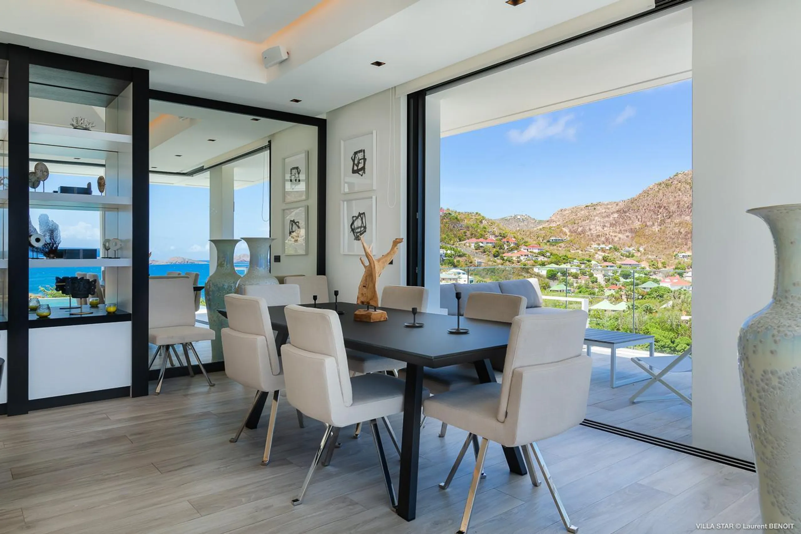 Plush Luxury Villa with Private Pool and Backyard Lounge — photograph 7