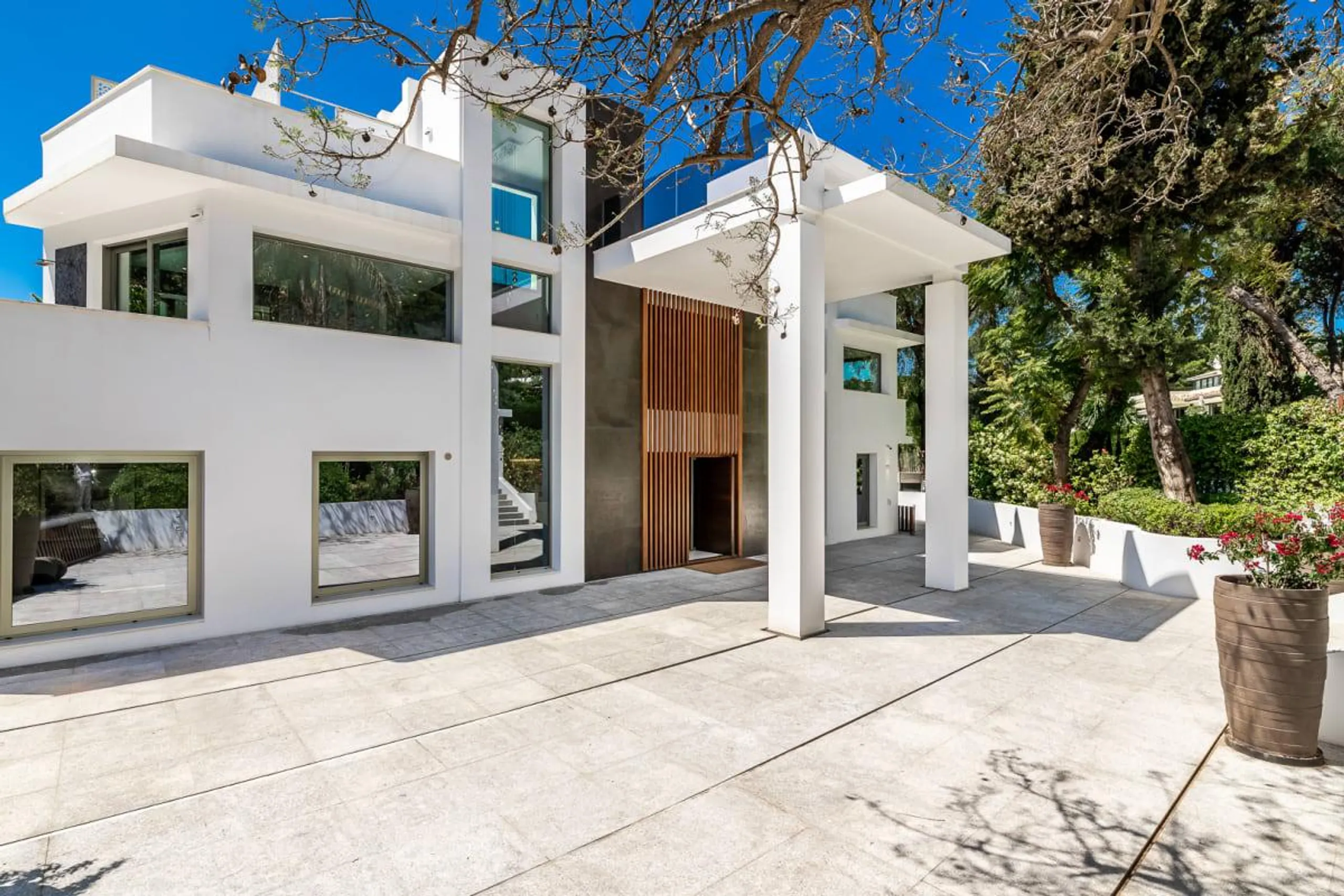 Serene Sea View Estate with Luxe Pool and Gorgeous Views — photograph 5