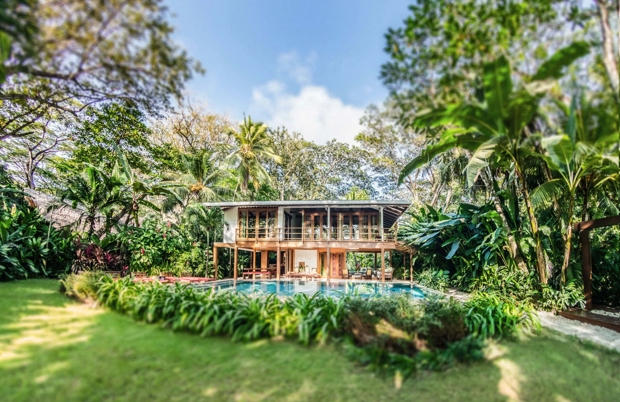 Tropical 4 Bedroom Villa with Private Pool, Beach Access, and Lush Gardens — photograph 7
