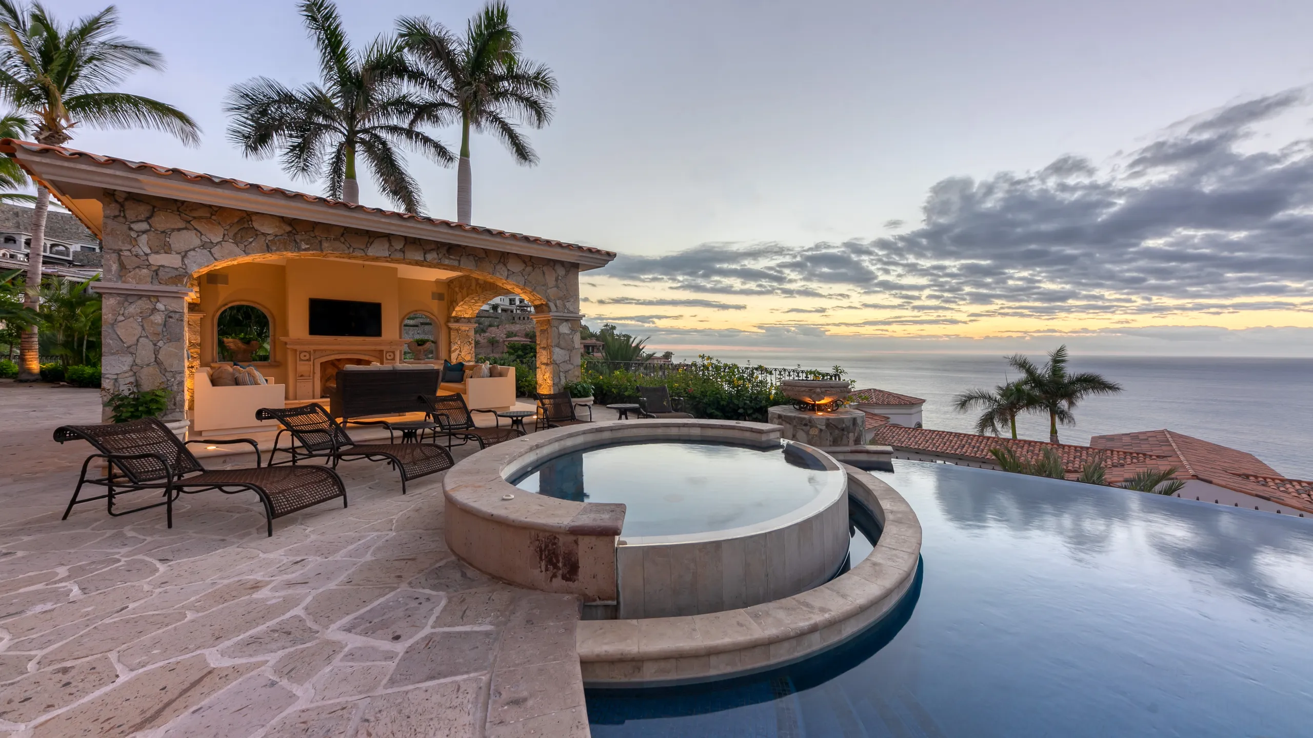 High-End Palmilla Villa with Infinity Pool and Stunning Waterfront Views — photograph 11