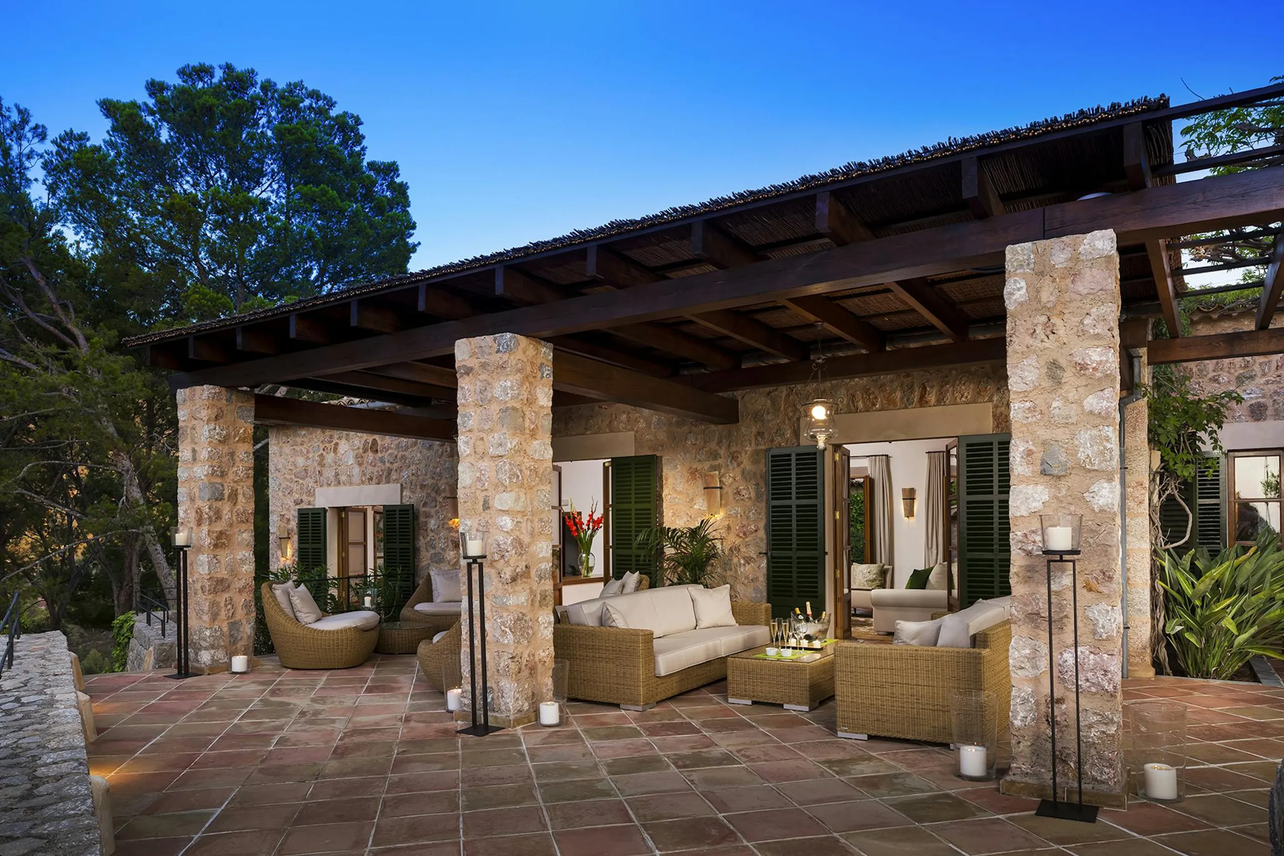 Alluring Spanish Villa with Private Pool and Garden Grounds — photograph 7