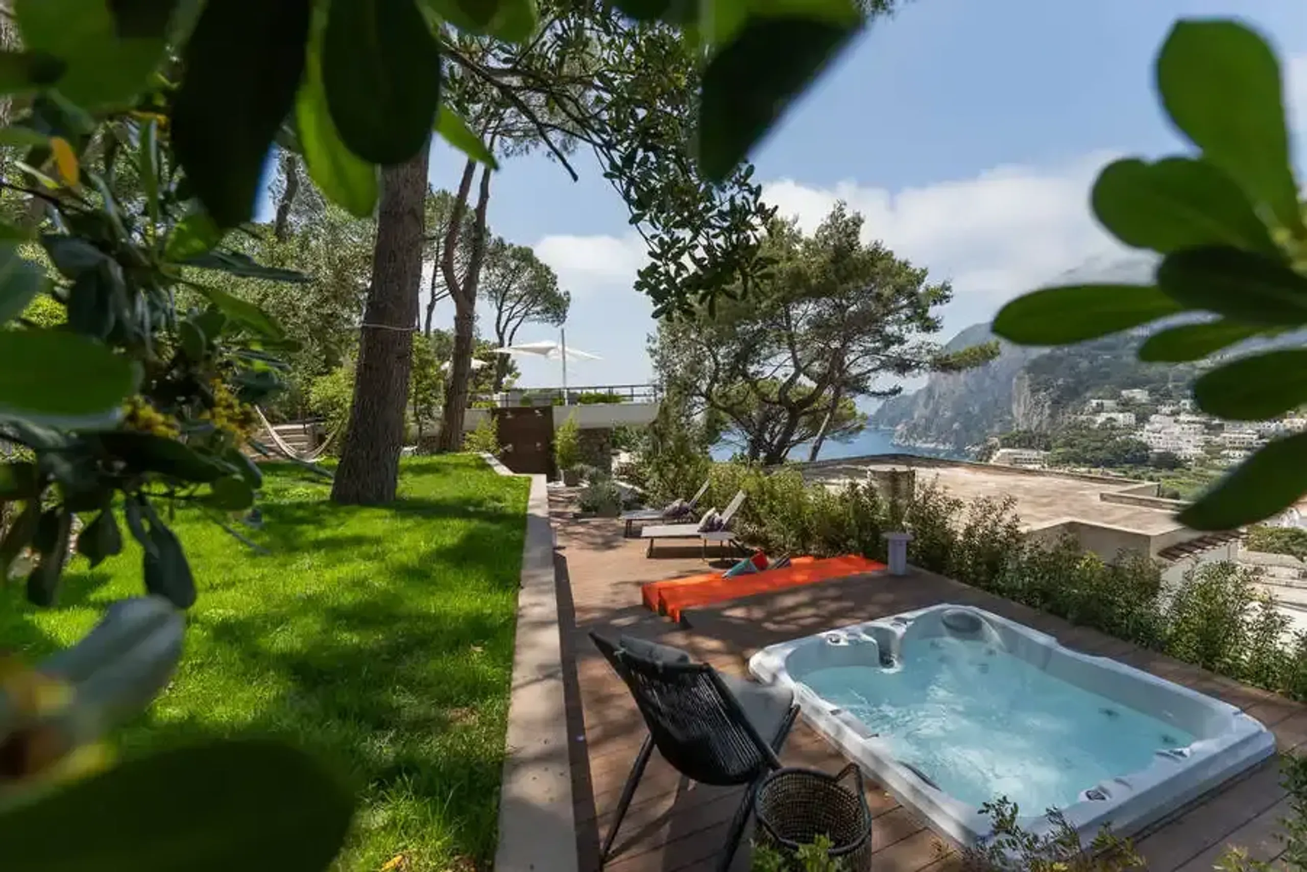 Upscale Contemporary Villa in Capri with Gulf of Naples Views — photograph 2