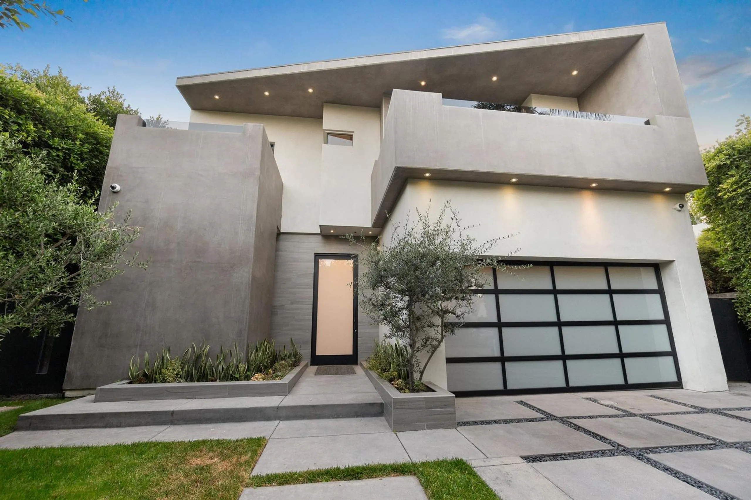 Modern Contemporary Luxury Estate with Pool and Hot Tub — photograph 6