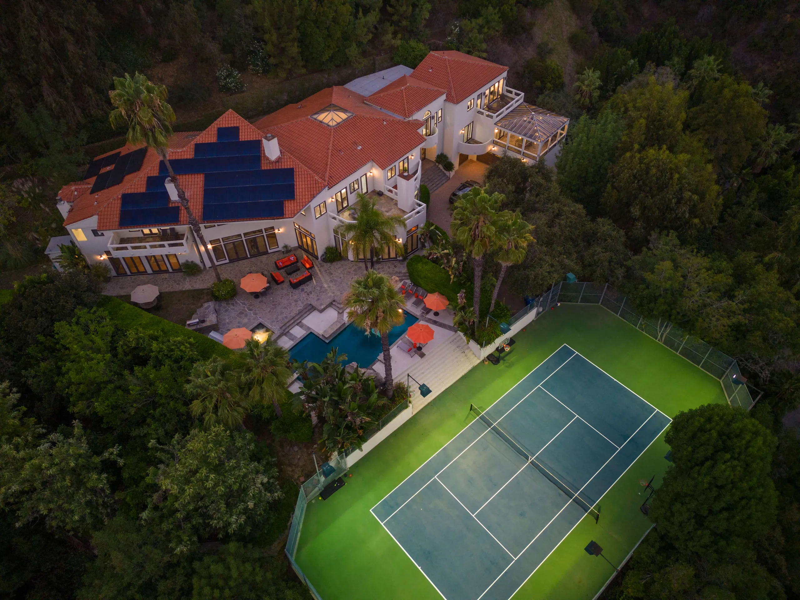 Refined Style Contemporary Estate with Private Pool, Sauna, and Tennis Court — photograph 5