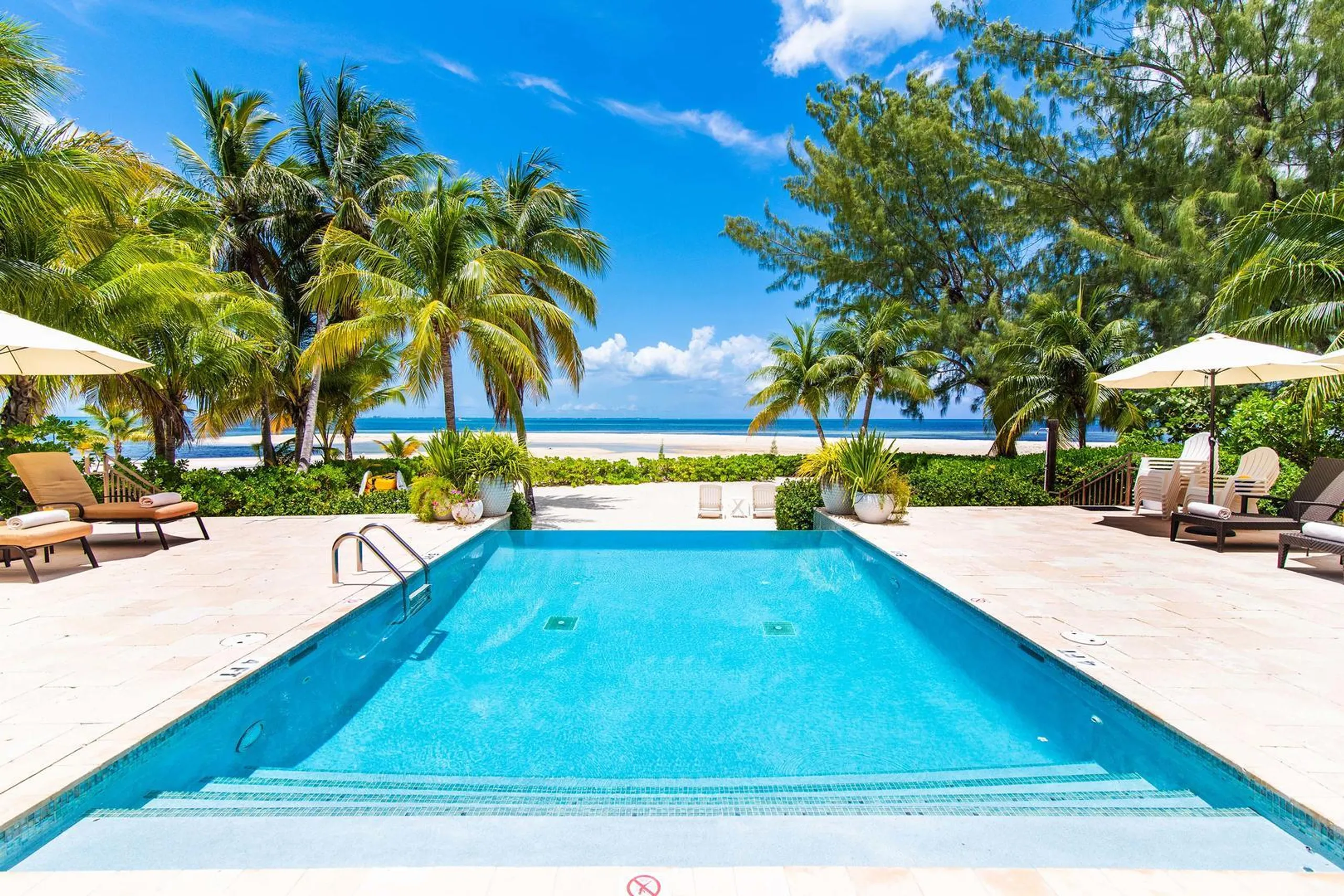 Elegant and Serene Luxe Cayman Beach Front Villa with Private Pool, Rum Point