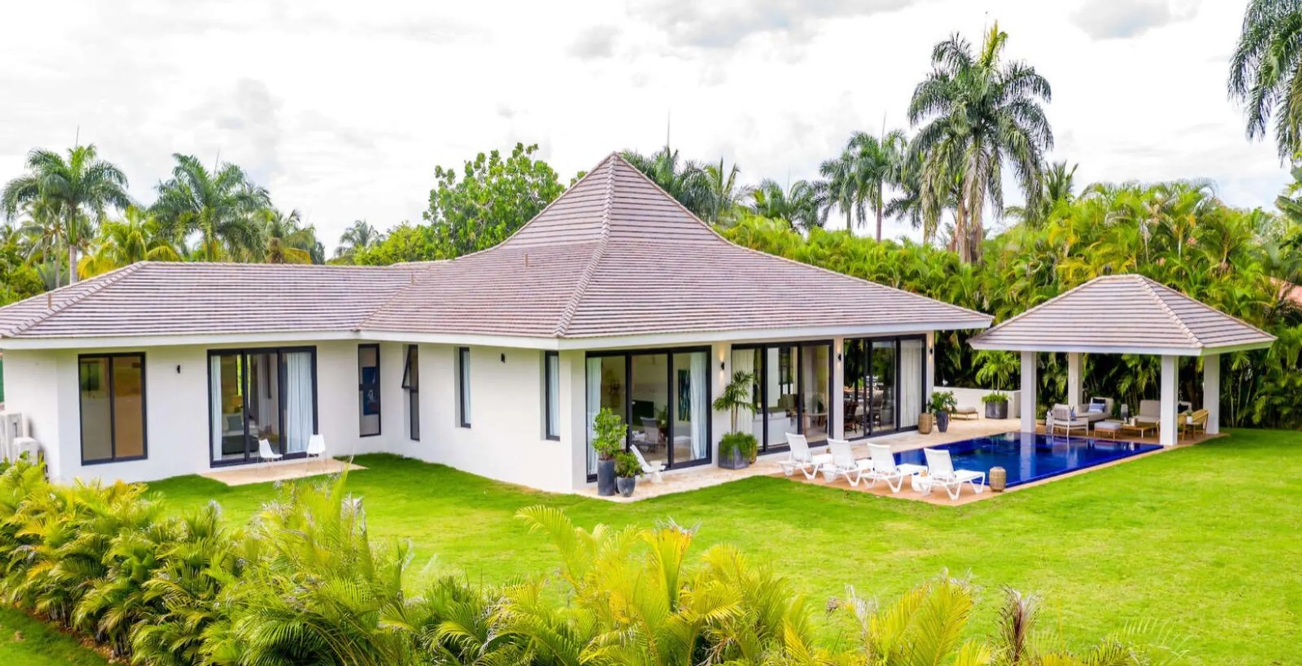 Top-of-the-line Villa with Private Pool, Jacuzzi and  Gazebo — photograph 4