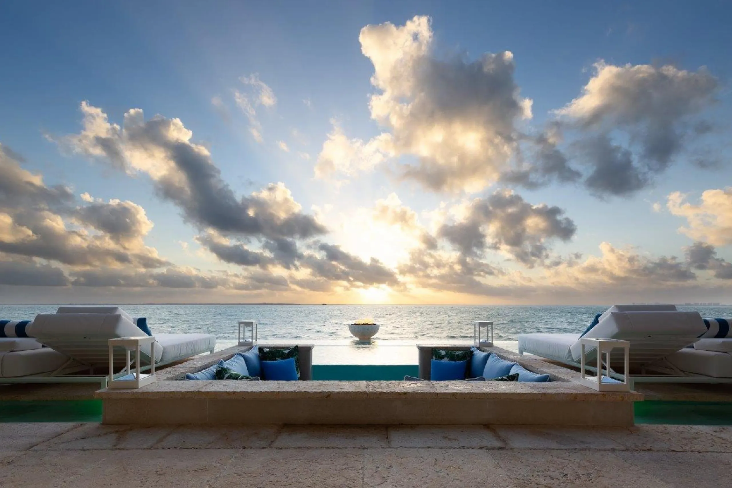 Luxe Oceanfront Cancun Estate with Infinity Pool — photograph 5