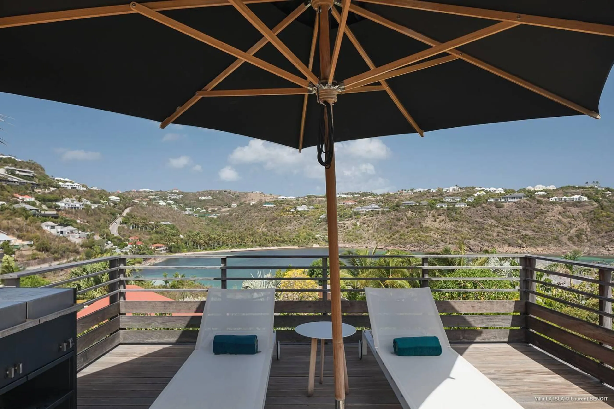 Majestic Luxury Villa with Private Pool and Garden Lounge — photograph 3
