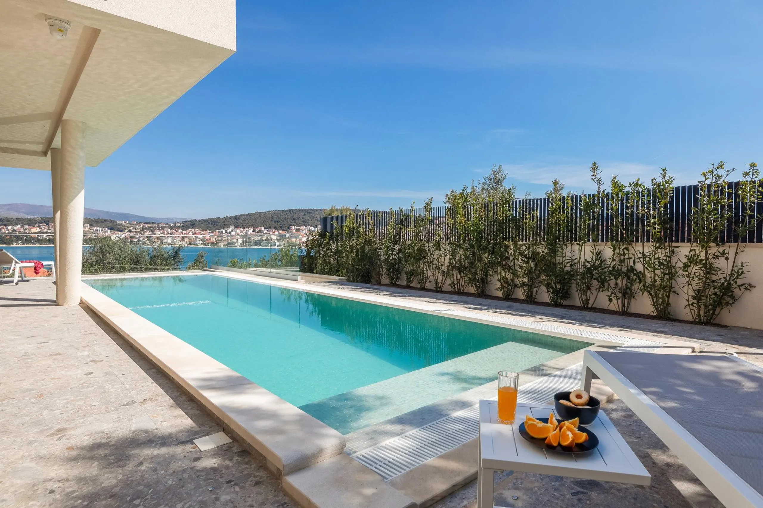 Chic Contemporary Retreat with Pool and Lovely Sea Views — photograph 8