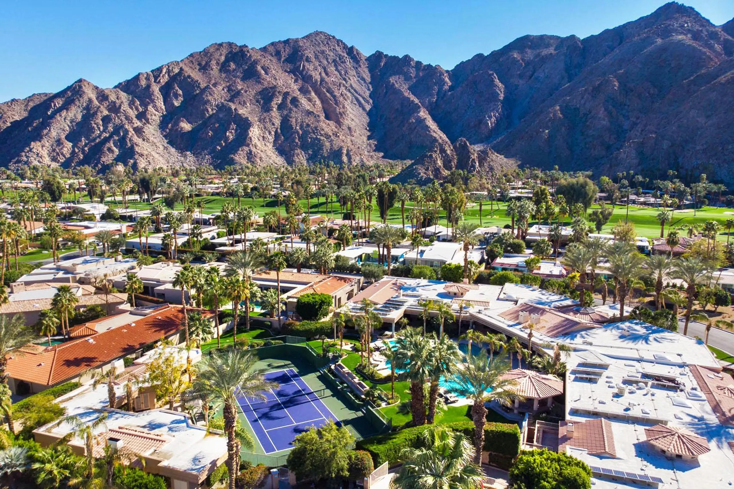Paradise Resort Estate with Pool, Tennis Court, and Fitness Room — photograph 9