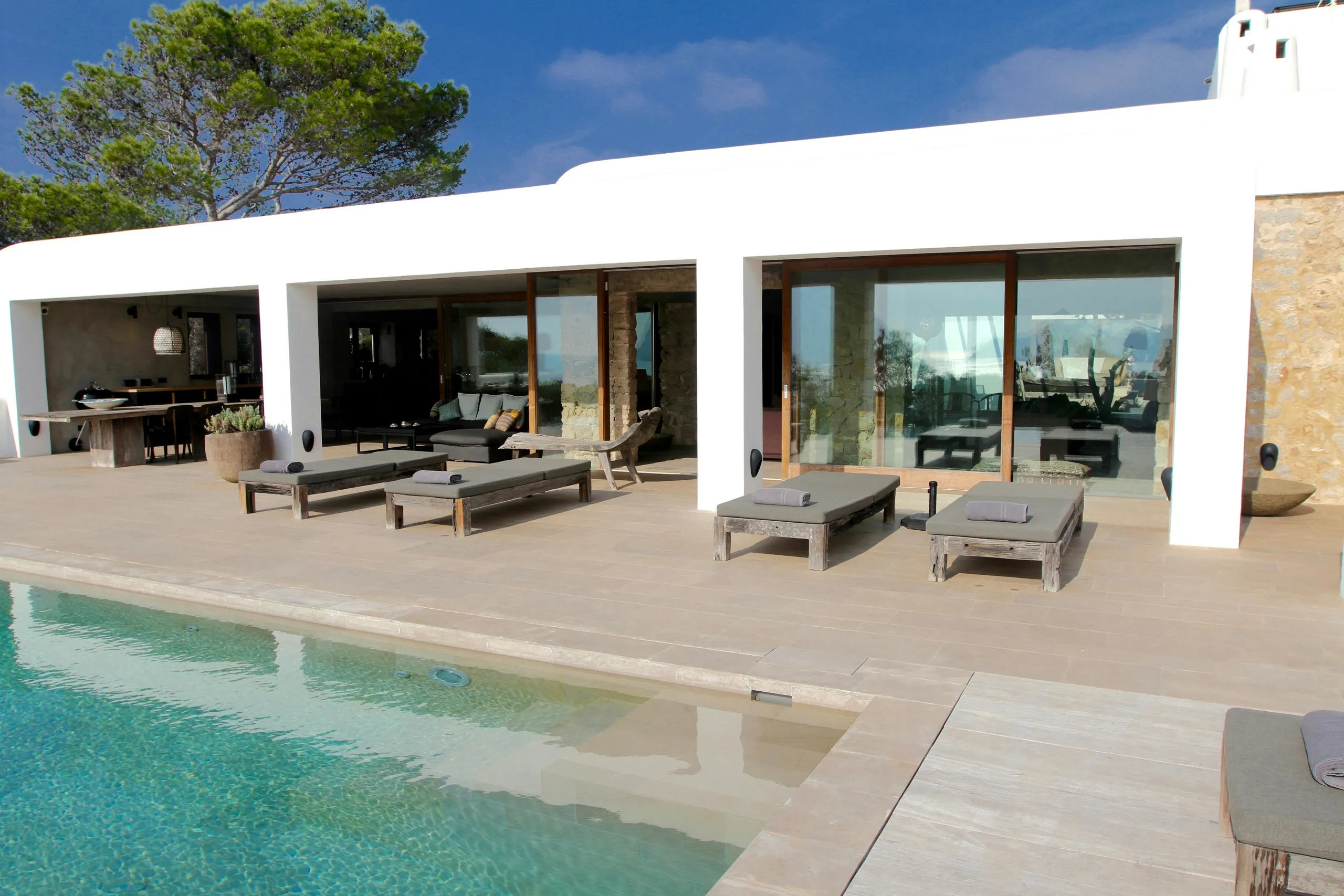 Magnificent Oceanview Villa with Private Pool and Cinema Room — photograph 11