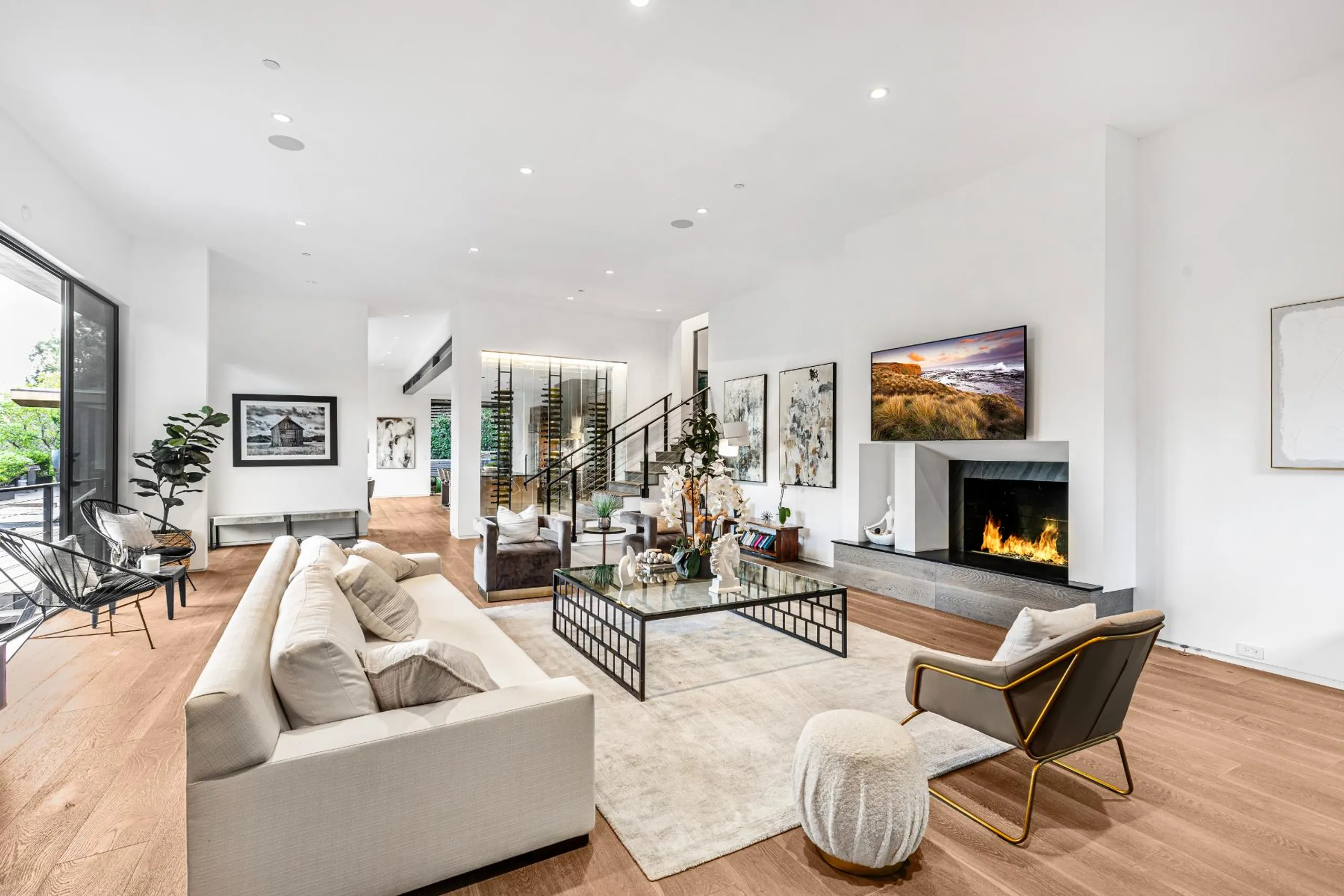 Gorgeous Beverly Hillside Retreat with Infinity Pool and Views — photograph 12