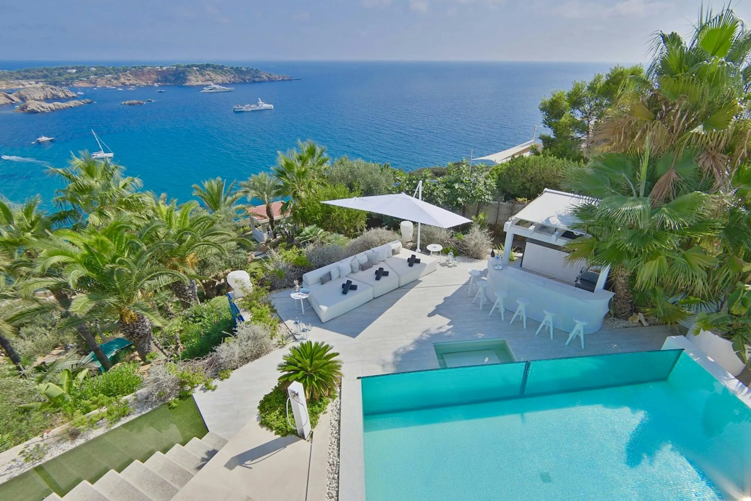 Spectacular Seaview Villa in Ibiza with Infinity Pool and Luxurious Patio Lounge — photograph 4