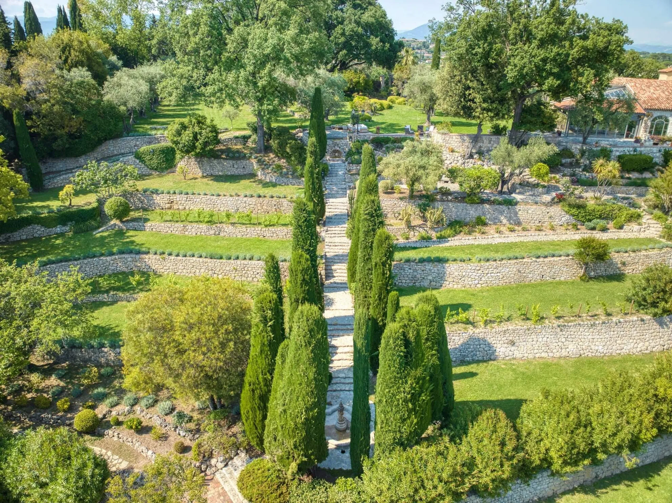 Resplendent Villa with Outdoor Swimming Pool and Meticulously Landscaped Garden — photograph 5