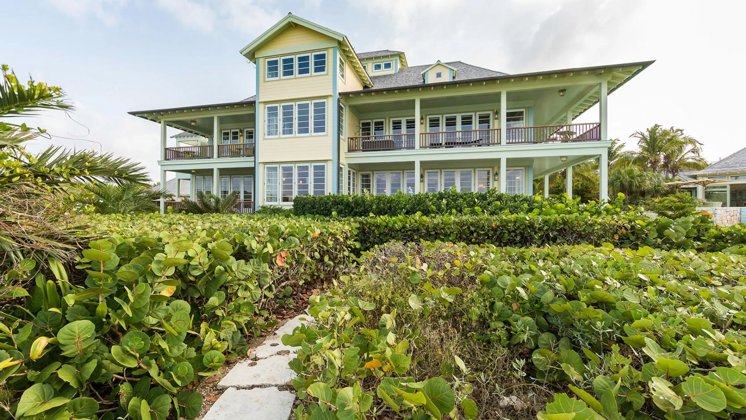 Stunning Beachfront Villa on Long Bay's Golden Sands — photograph 9