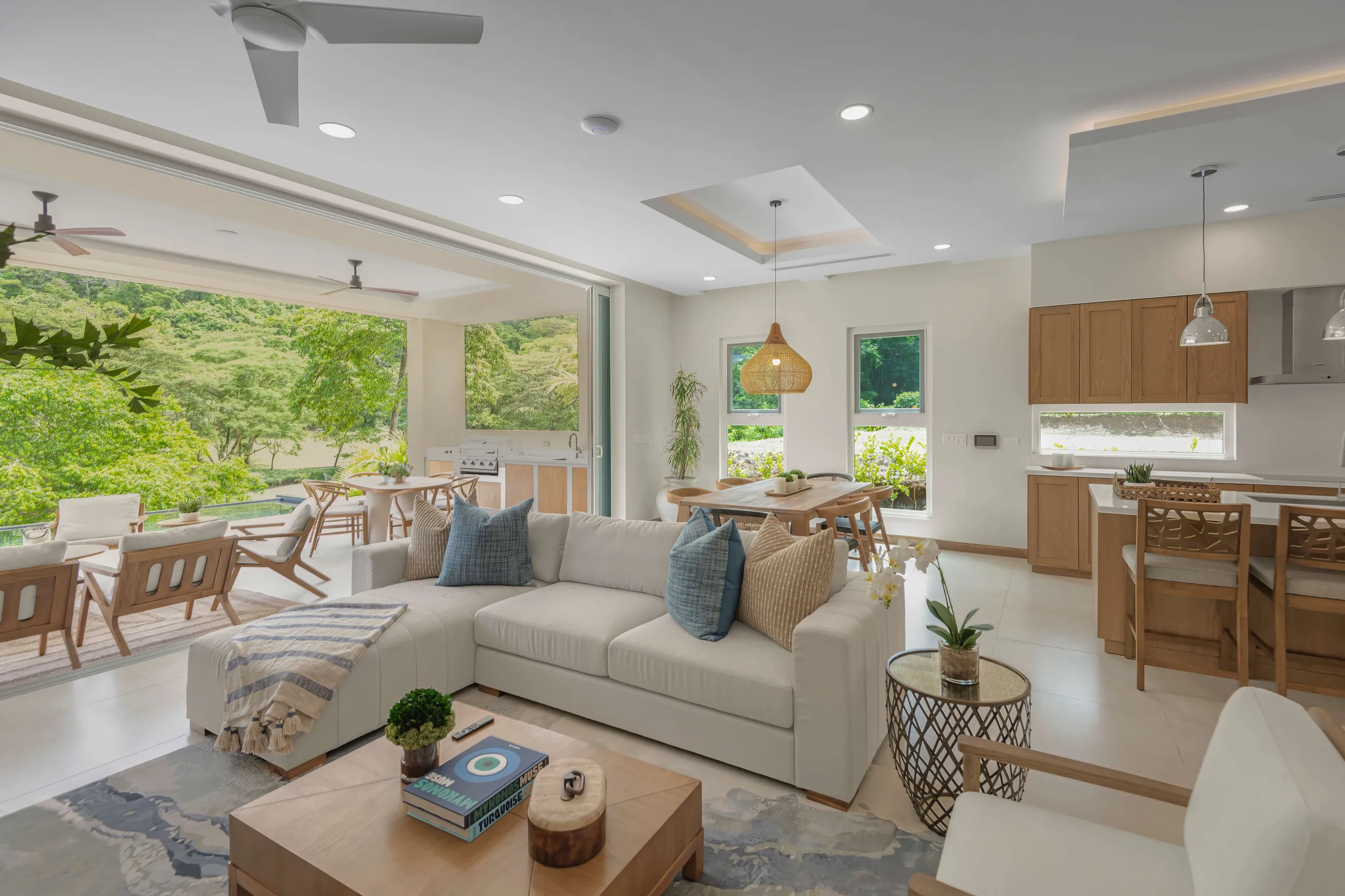Elegant Costa Rican 4-Bedroom Villa with Private Pool, Tropical Views and Beach Club Access — photograph 7