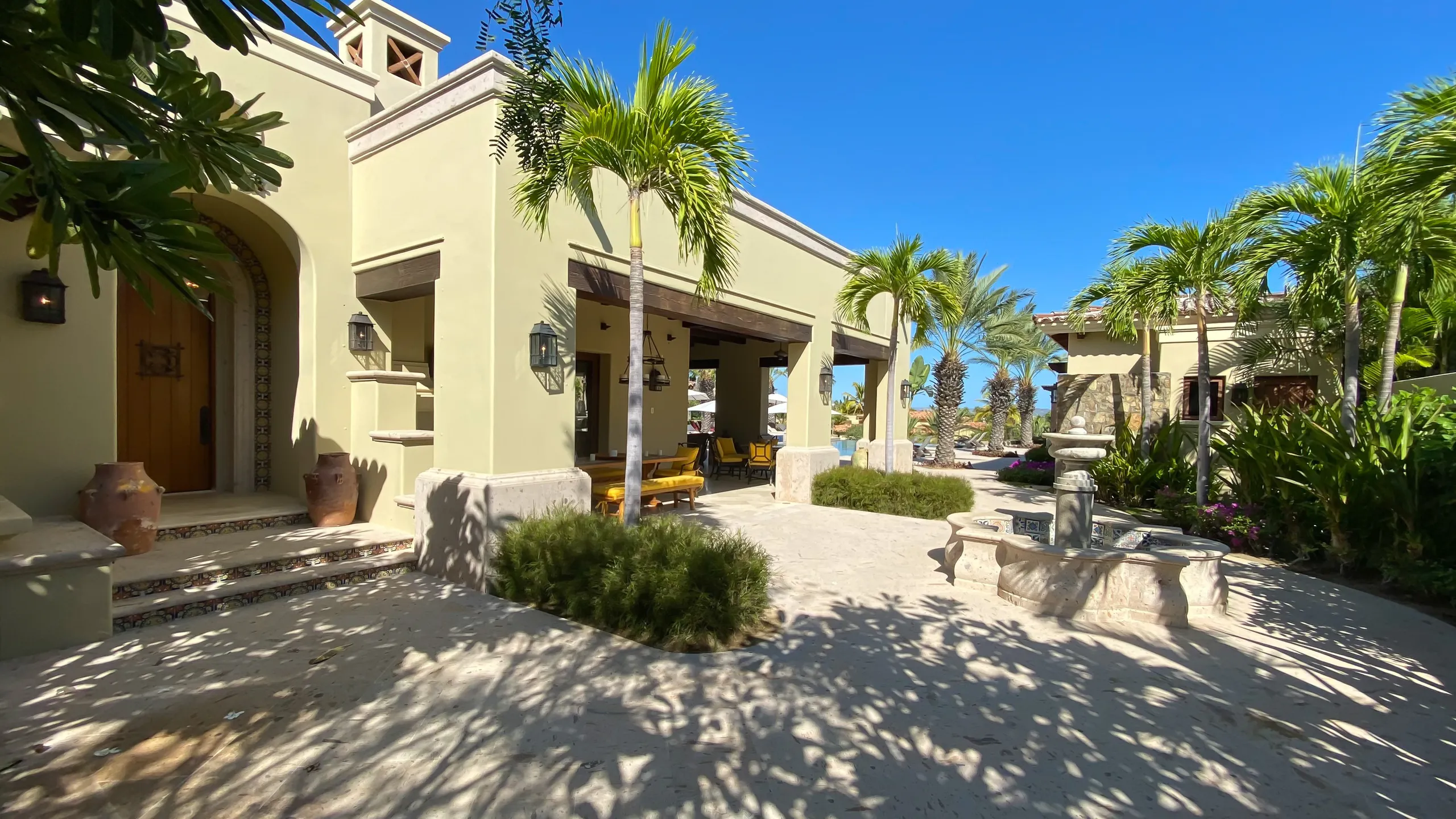 Luxurious Palmilla Mountain Villa with Infinity Pool & Sea Views — photograph 7