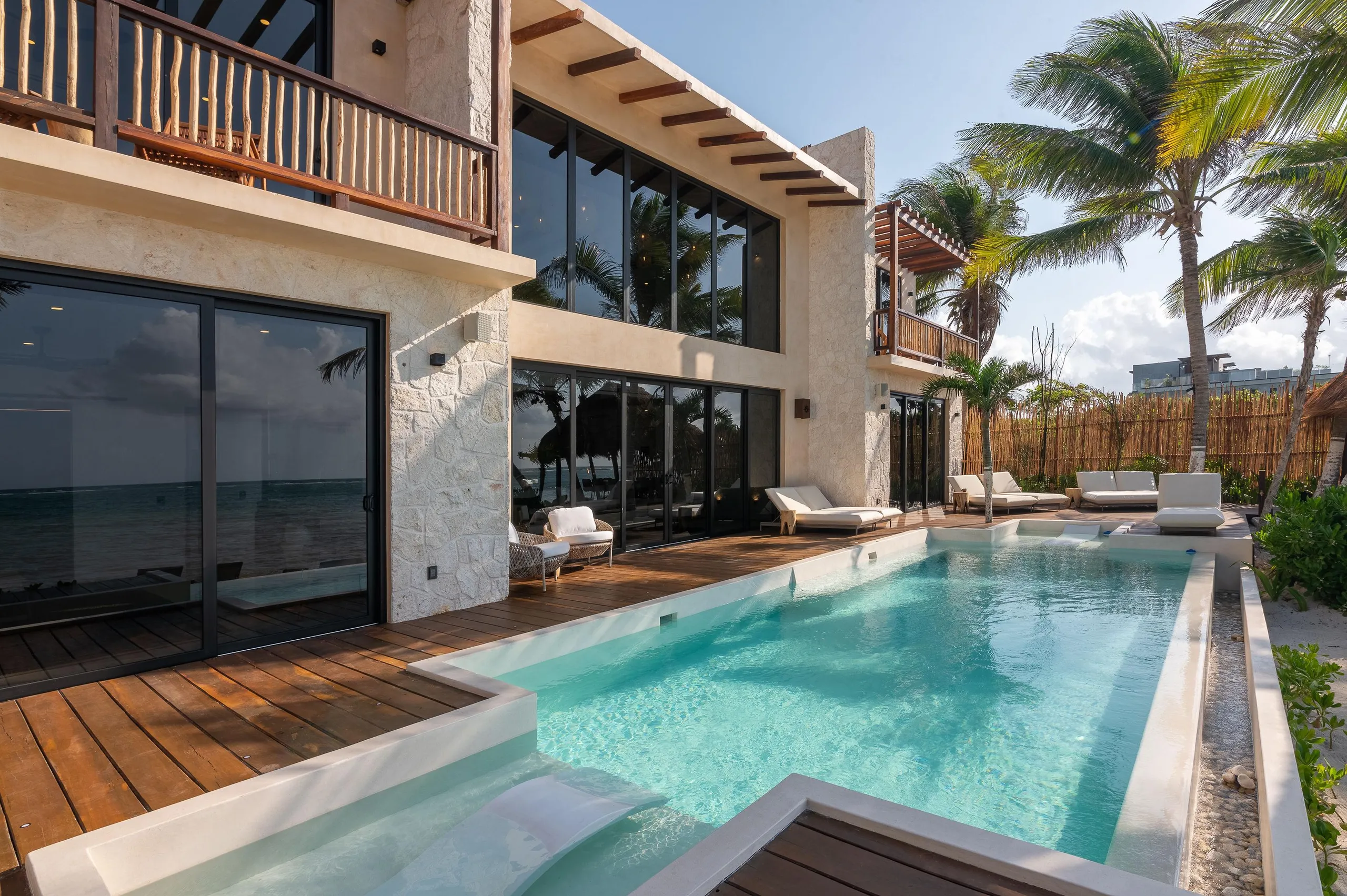 Beautiful Beachfront Estate with Infinity Pool and Ocean Views — photograph 8
