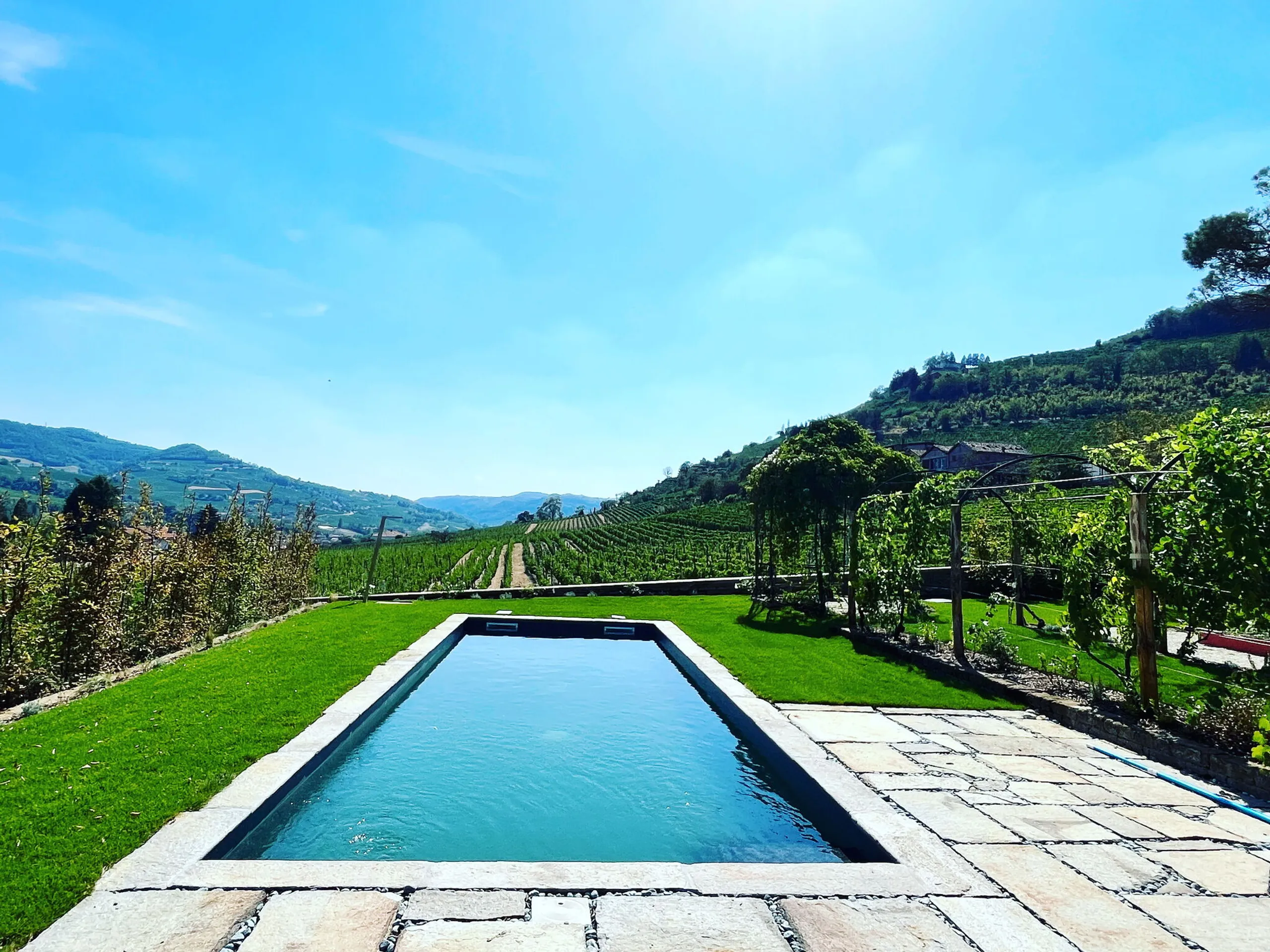Tuscan-Style Villa with Infinity-Edge Pool & Garden Oasis — photograph 2