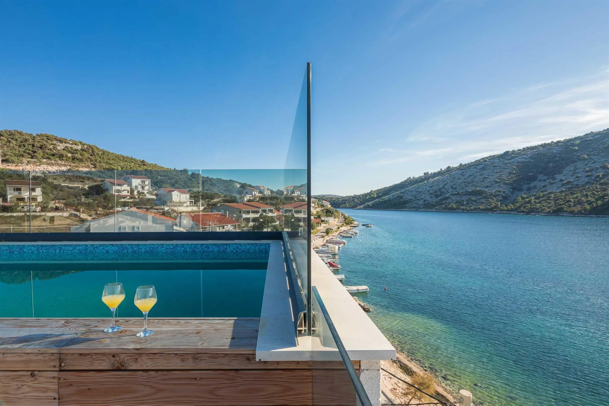 Beachfront Villa with Private Pool and Views of Crystal Clear Waters — photograph 6