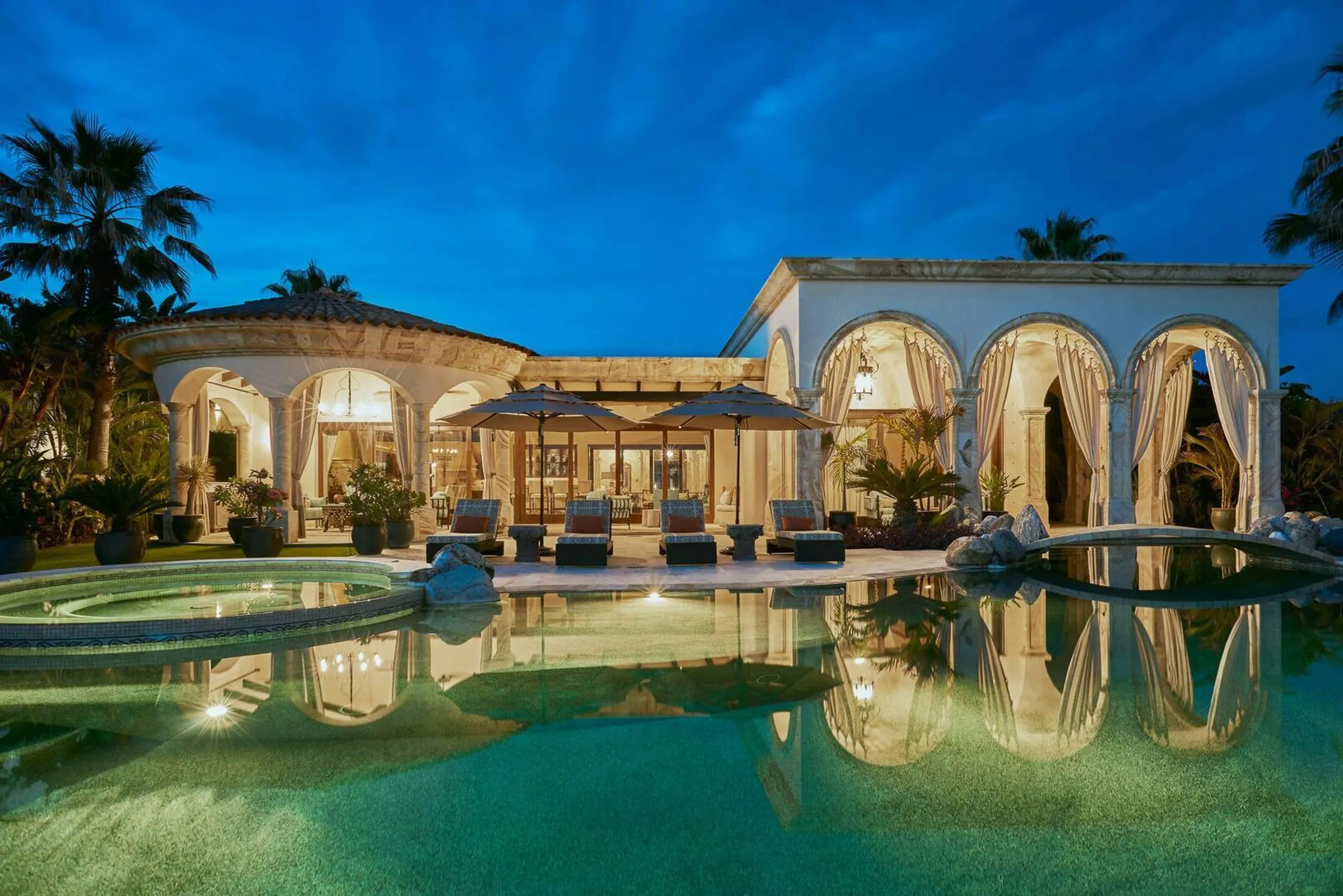 Timeless Oceanfront Haven with Infinity Edge Pool in the Heart of Cabo, San Jose Del Cabo