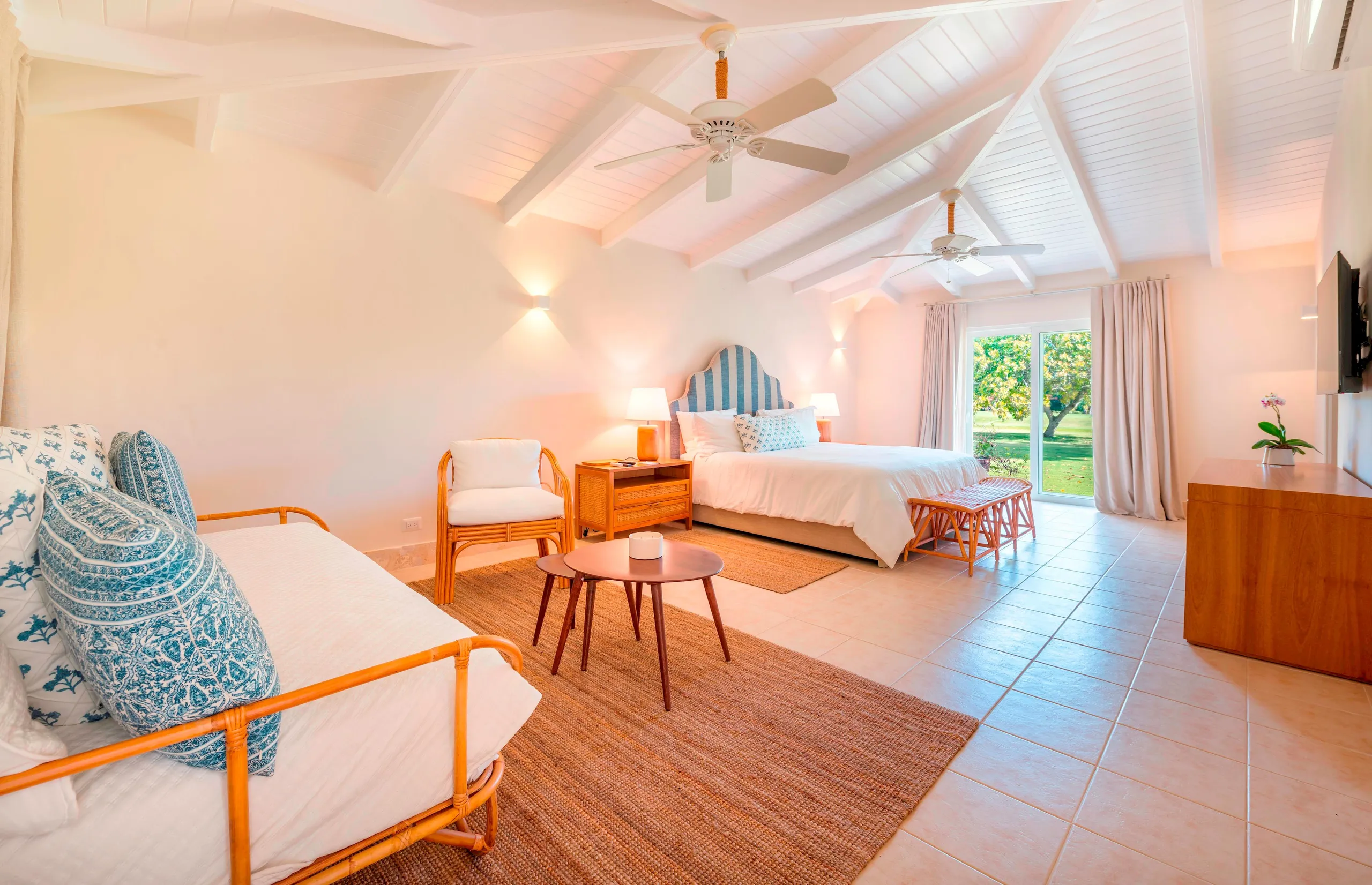 Serene Luxury Retreat with Crystal Pool — photograph 3