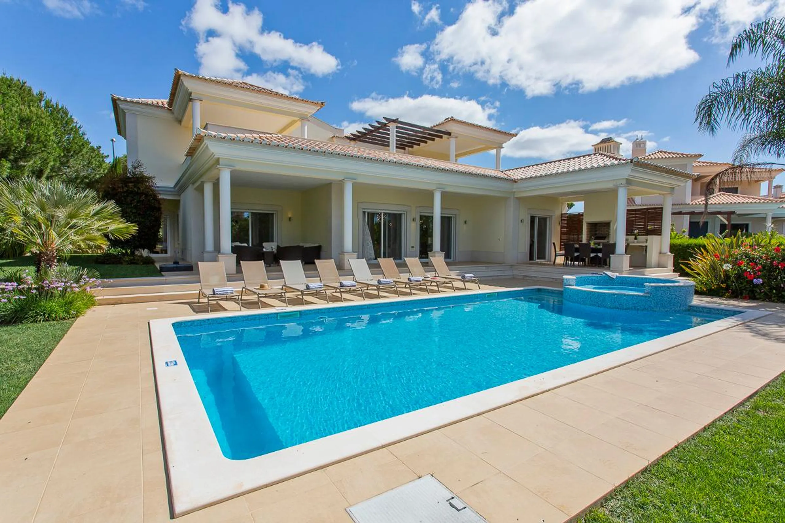 Spacious 6-Bedroom Villa with Private Pool and Golf Course Views, Algarve