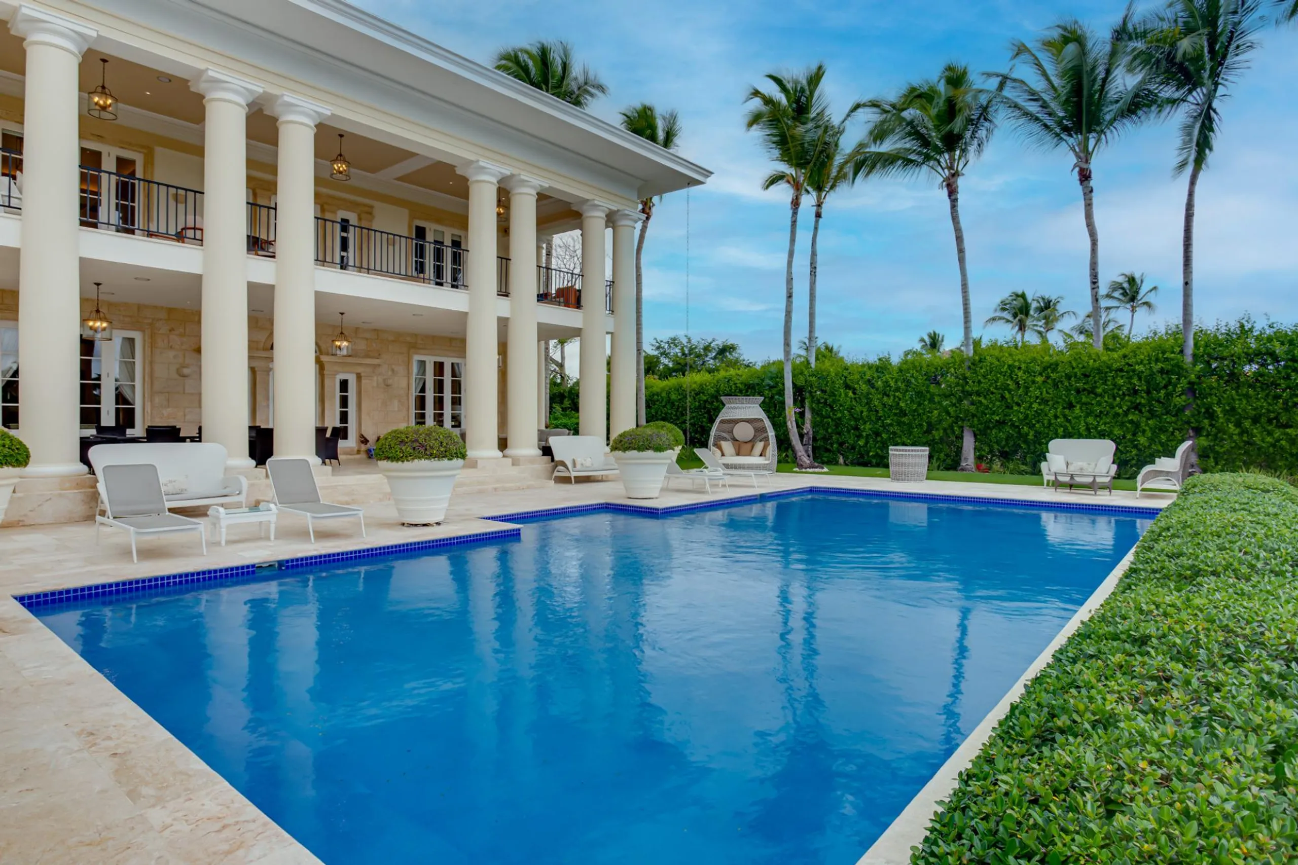Majestic 7 Bedroom Villa with Private Pool and Lush Surroundings — photograph 3
