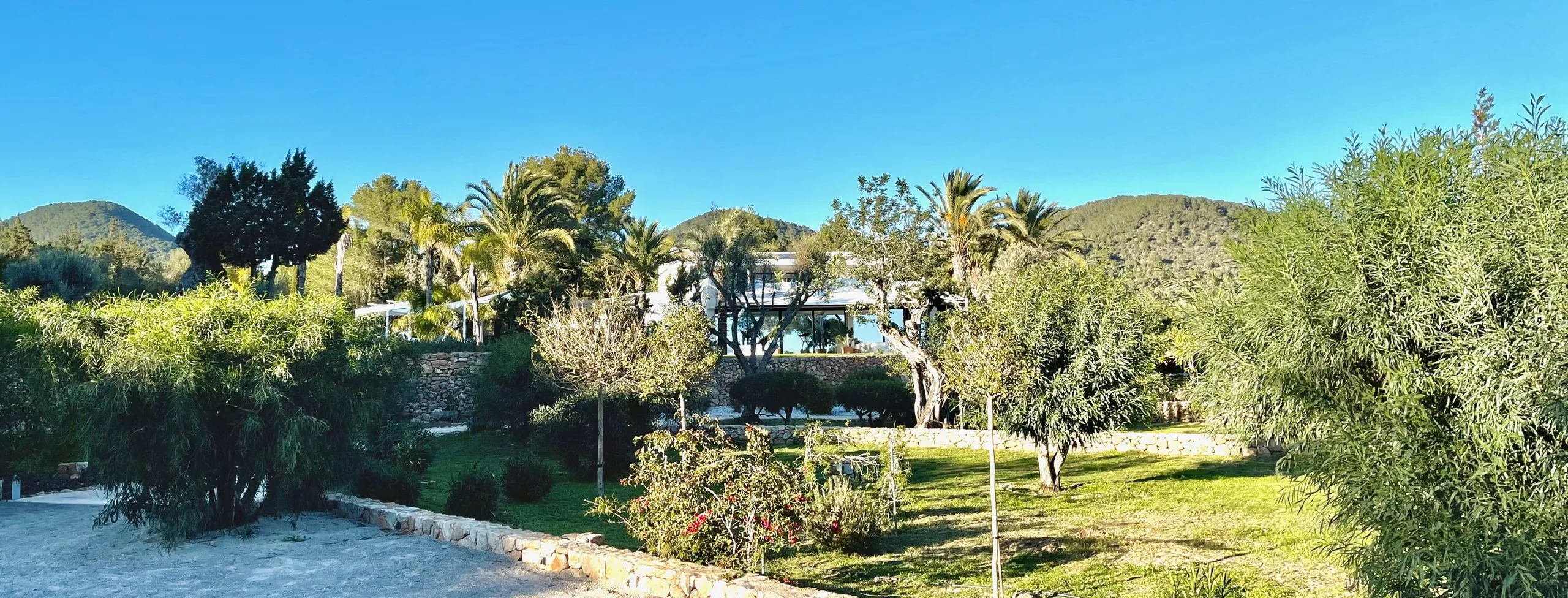 Exquisite Island Estate with Private Pool, Ocean View, and Panoramic Views — photograph 11