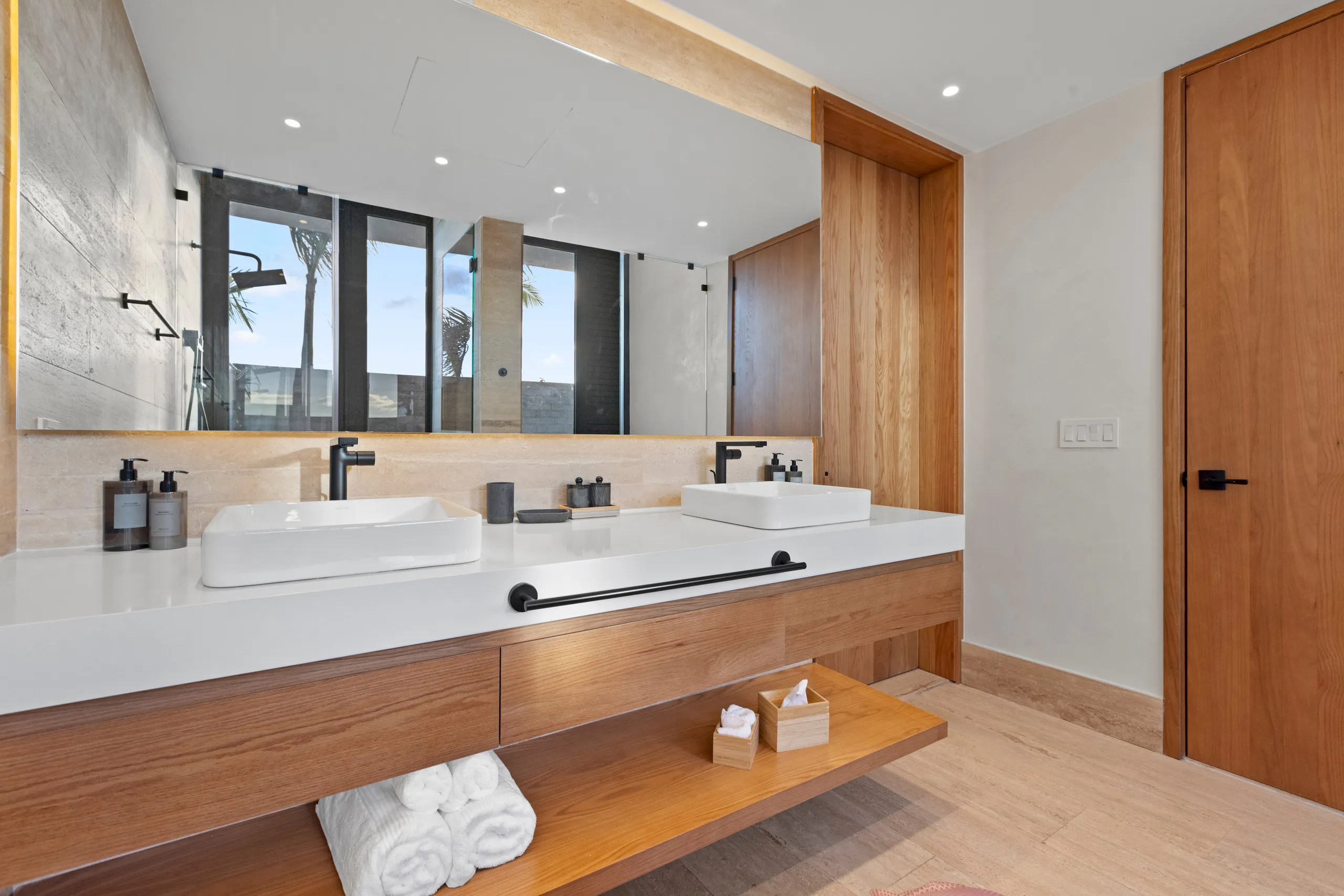 Captivating Luxury Villa with Pool and Garden Grounds — photograph 8