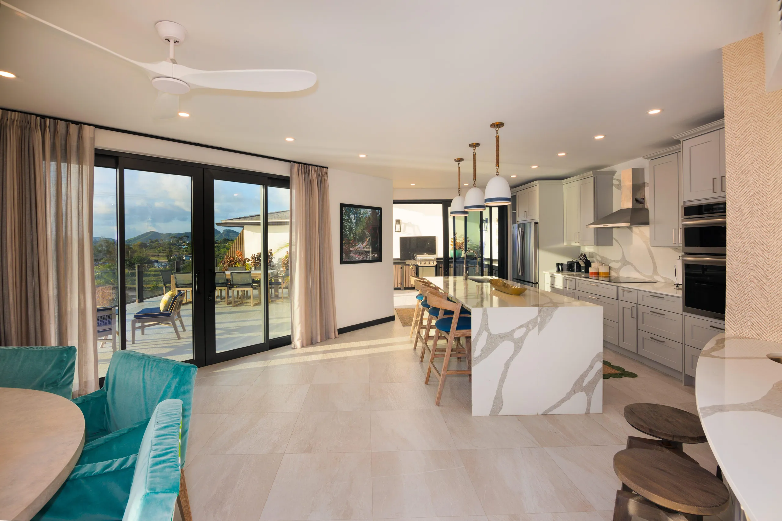 Beachfront Inspiring 4-Bedroom Villa with Infinity Pool & Private Access to Ffryes Beach — photograph 9