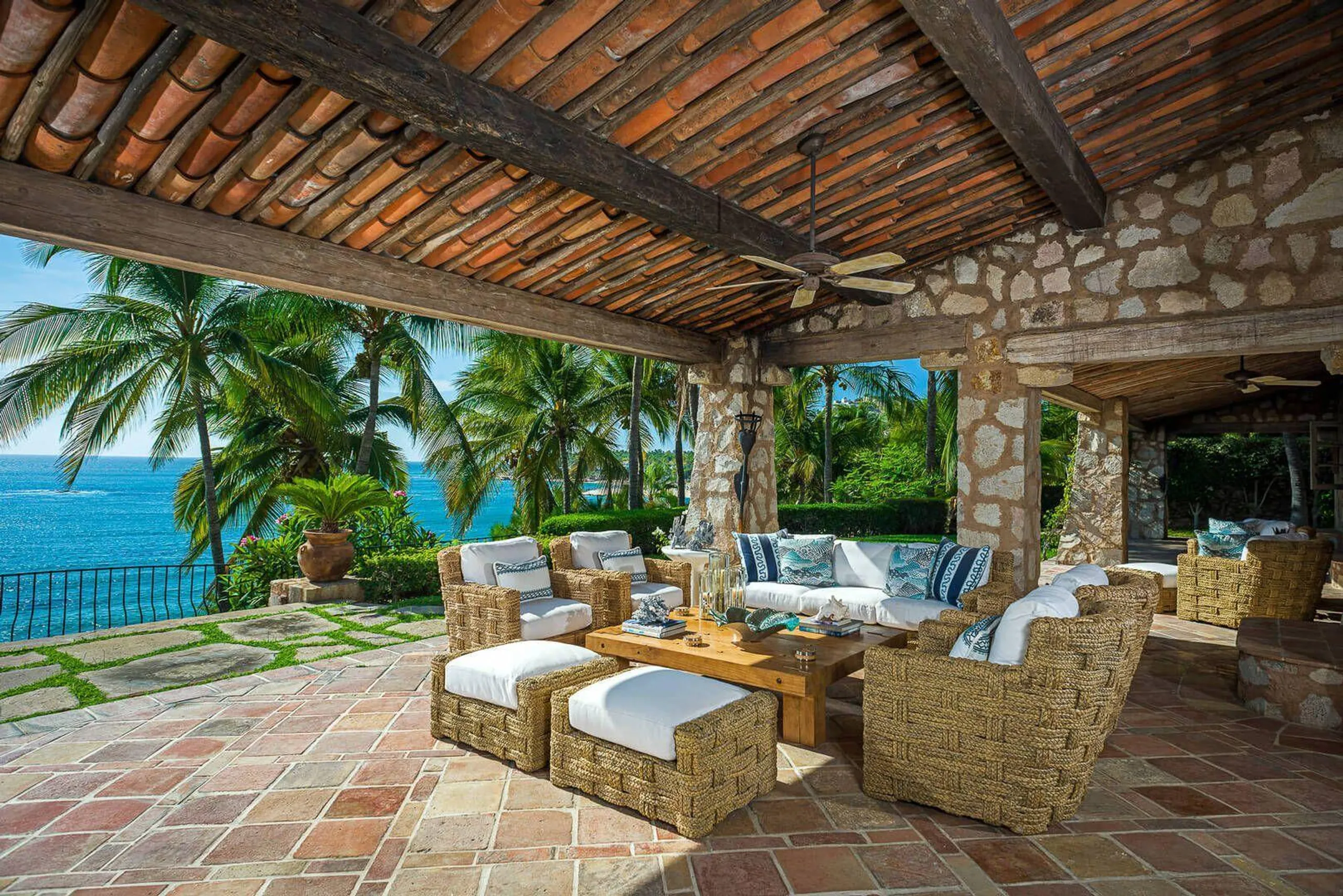 Beautiful Luxury Beachfront Grand Compound with Large Pool — photograph 11