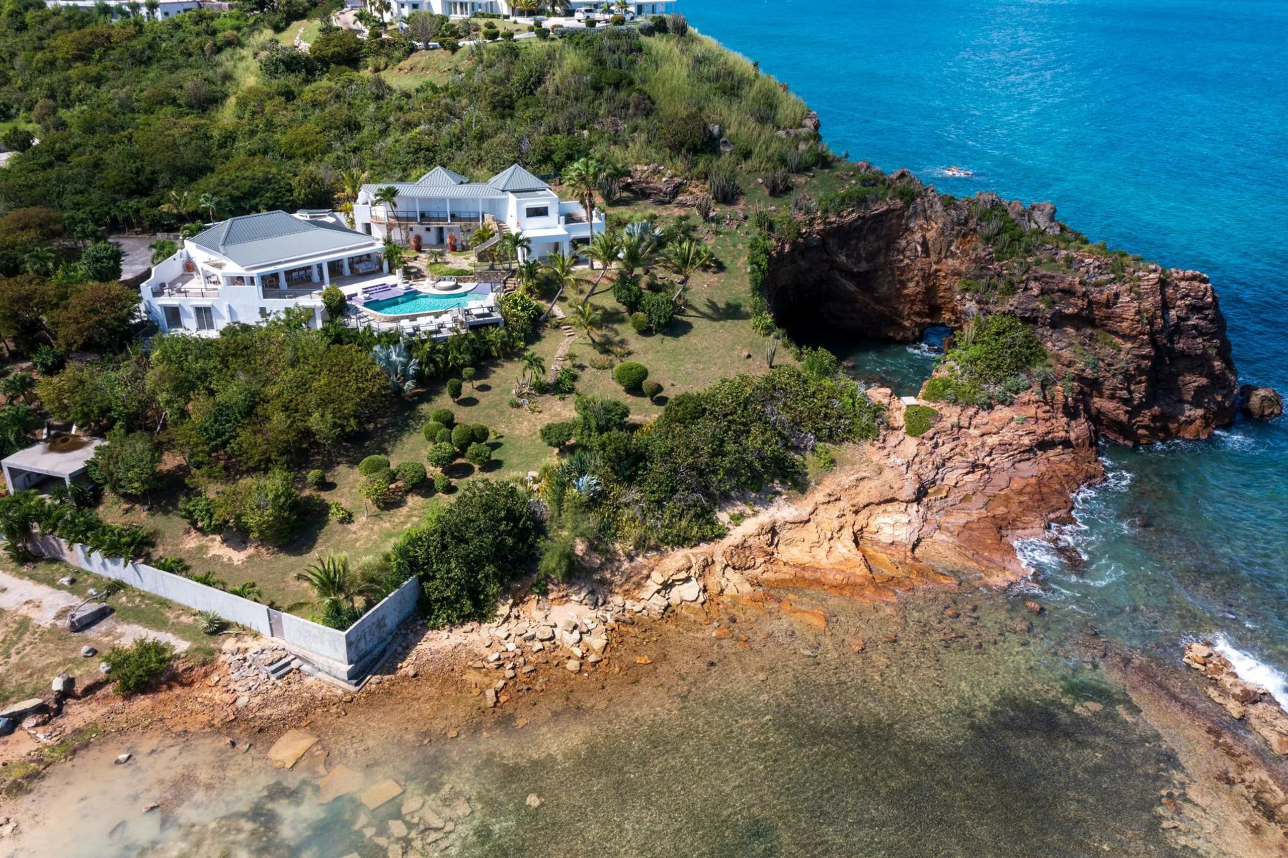 Serene Clifftop Luxury Villa with Private Pool and Breathtaking Ocean Views — photograph 5