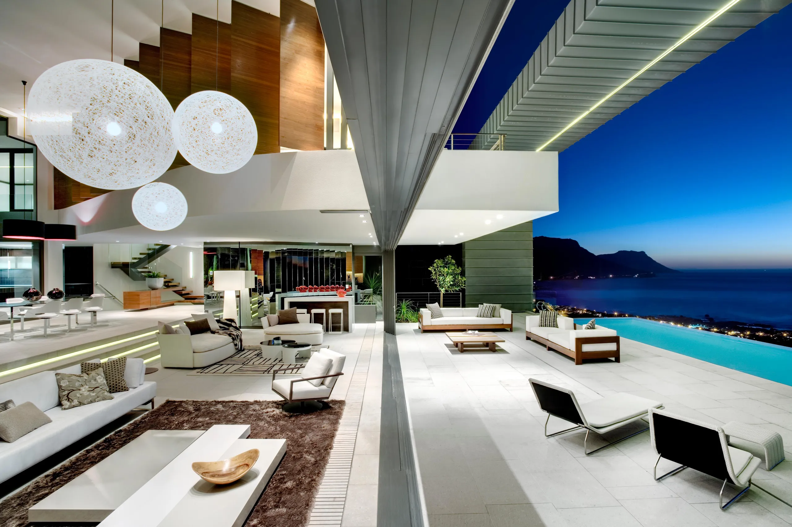 Modern Contemporary Estate with Infinity Pool and Panoramic Views, Cape Town