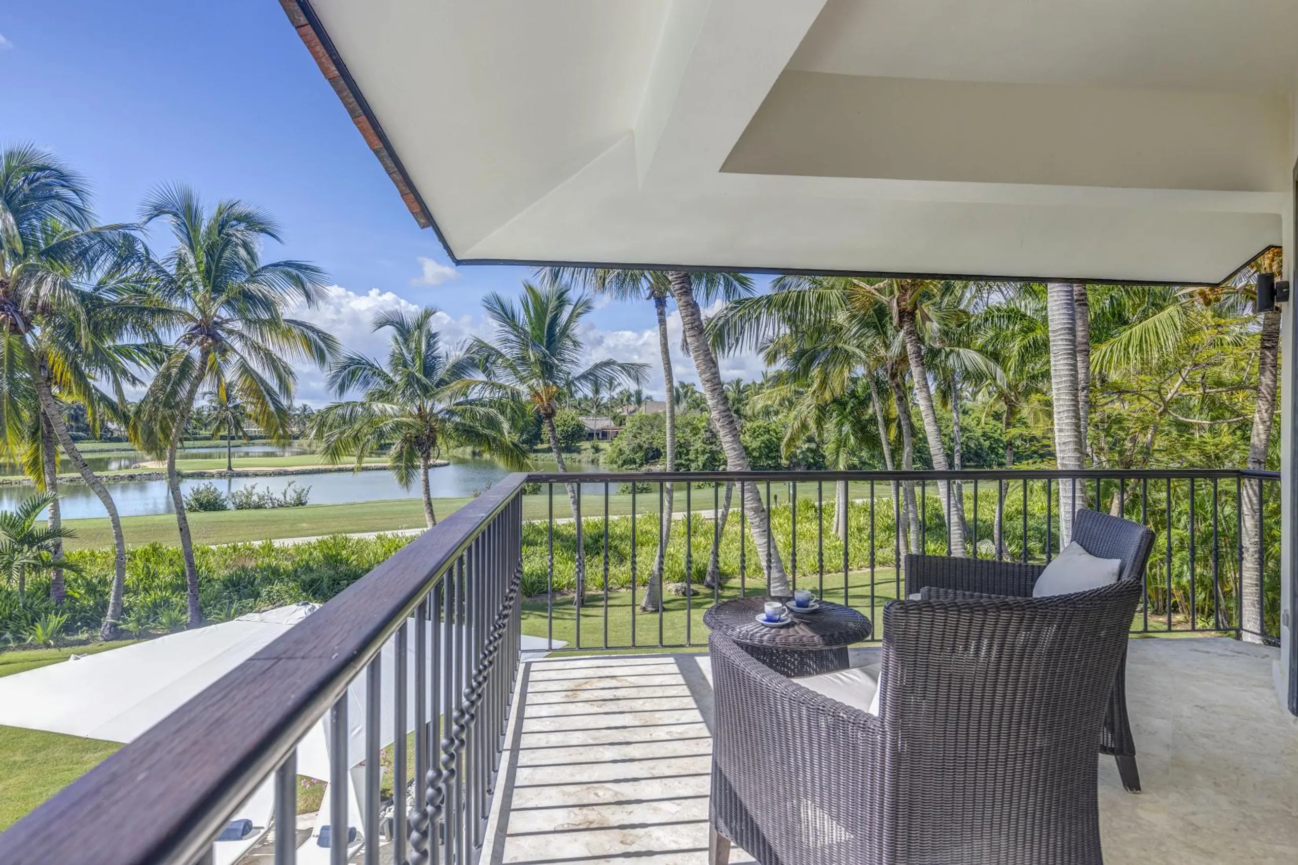 Traditional Tropical Villa with Sparkling Pool — photograph 6