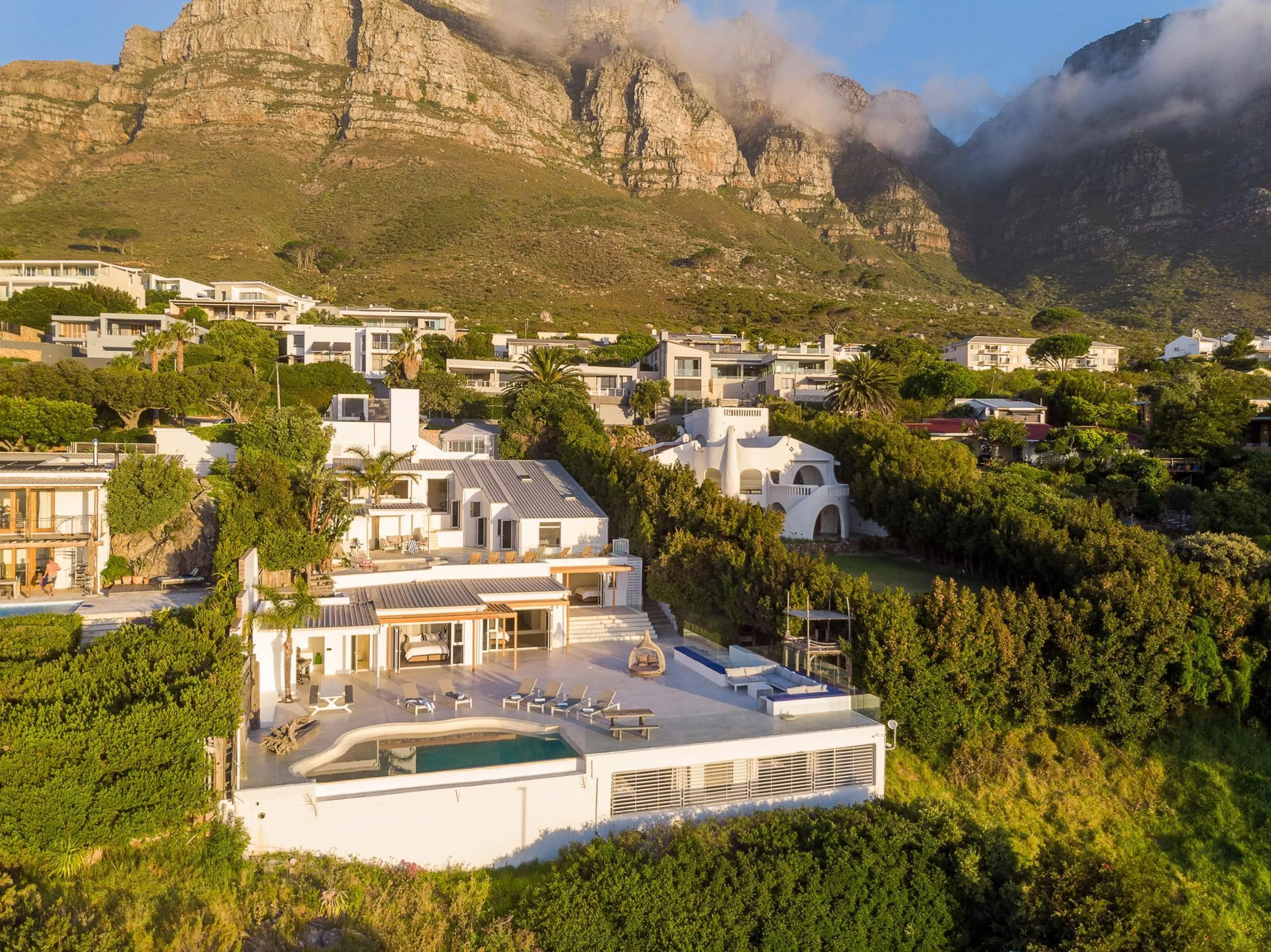 Deluxe Oceanview Villa in Camps Bay with Private Pool and Sun Deck — photograph 4