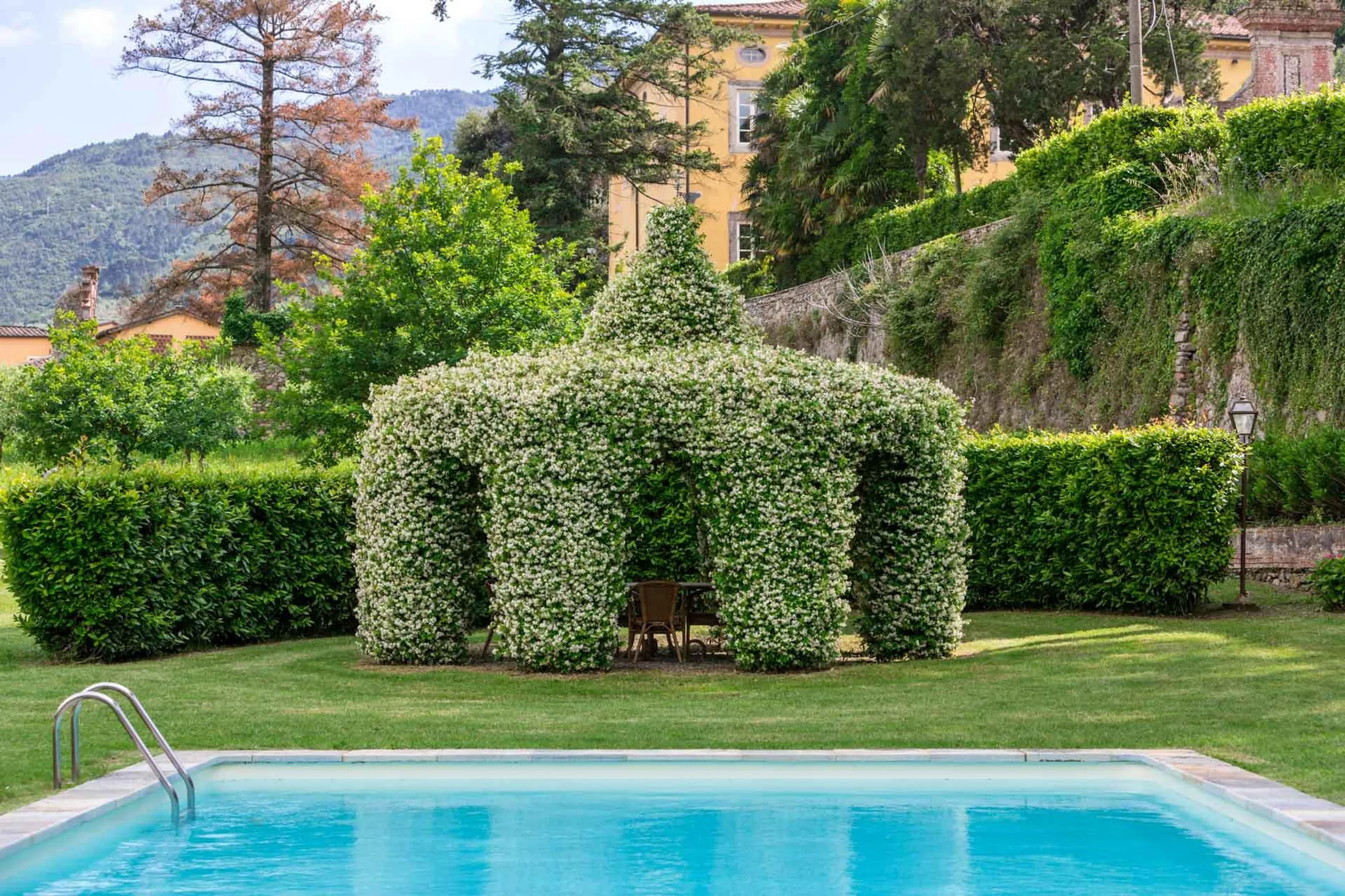 Romantic Tuscan Villa with Private Pool, Garden, and Enchanting Views — photograph 4
