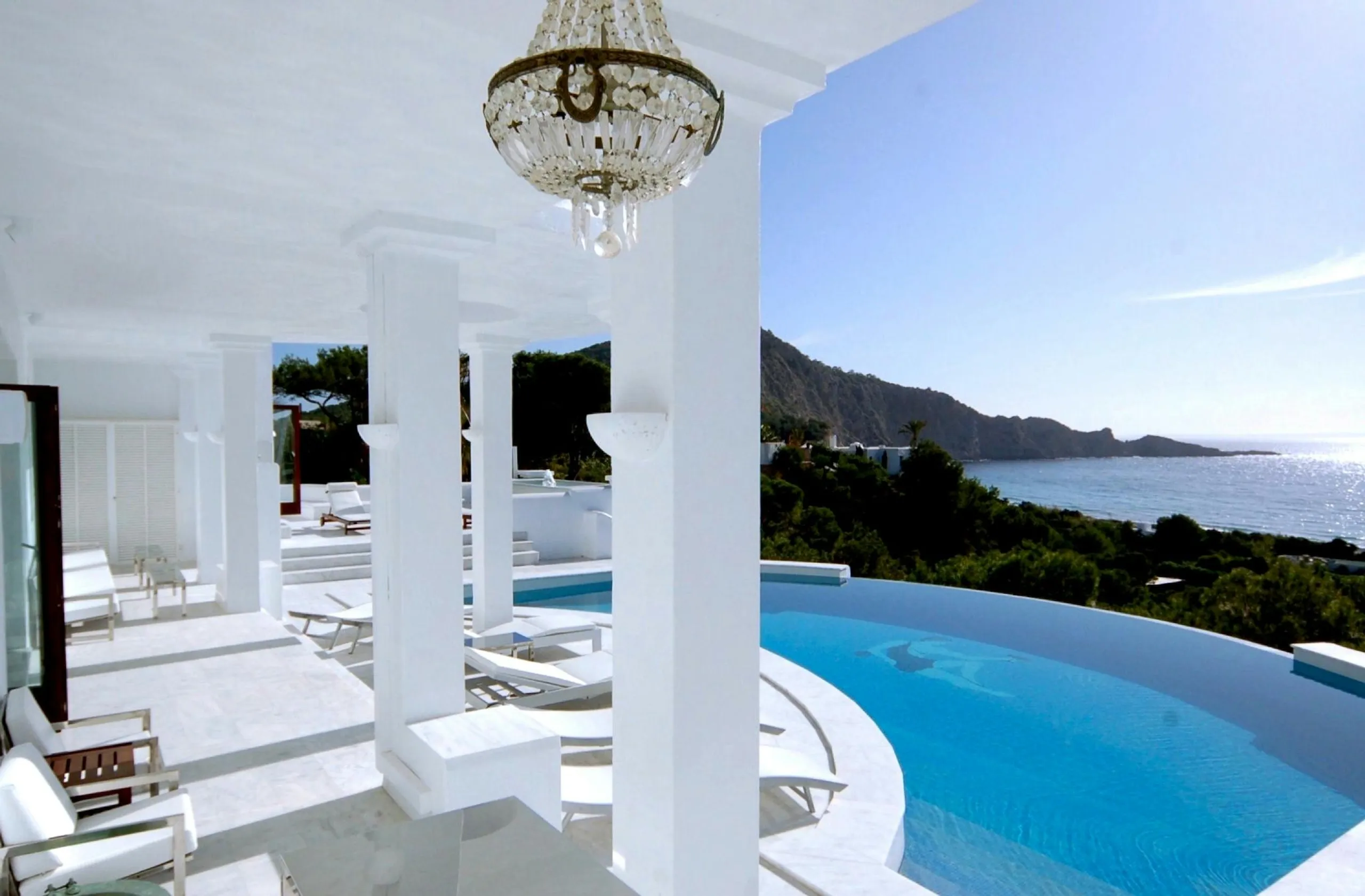 Stunning Oceanview Villa with Private Pool and Walks to Beach — photograph 6
